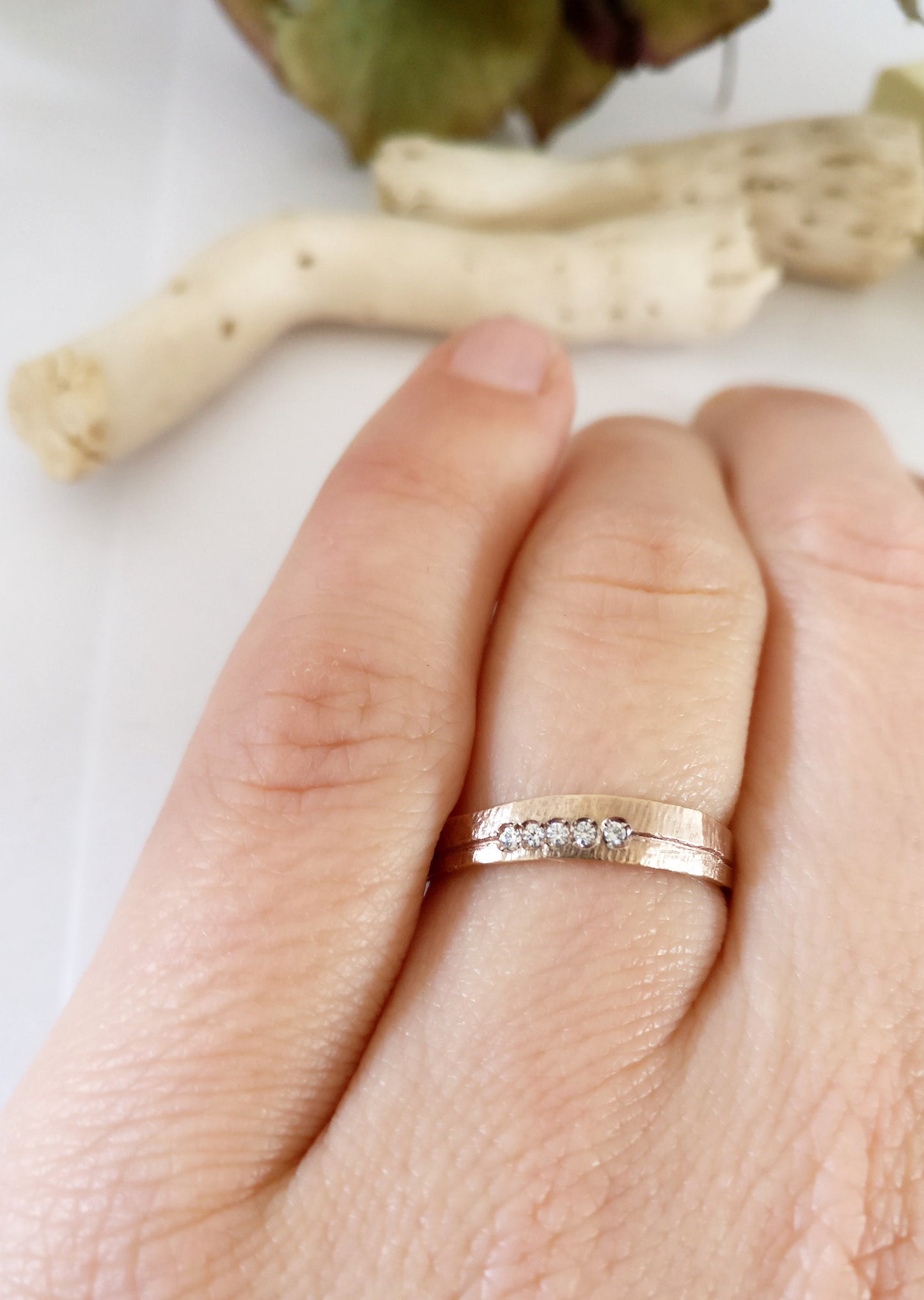 matte trouwring geslagen met 5 diamantjes.