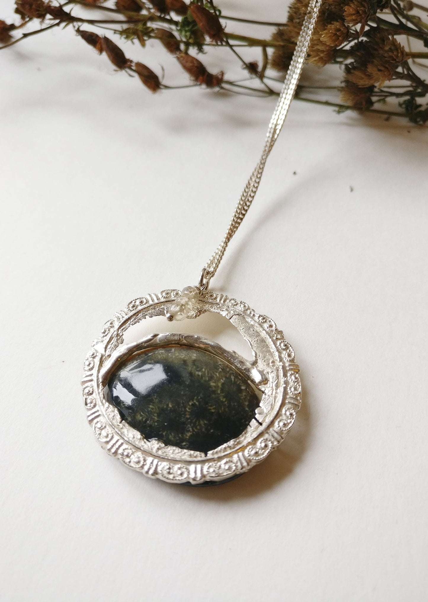 Ketting in zilver met ovalen grote steen en rookkwarts kraaltjes: Fossiel Koraal