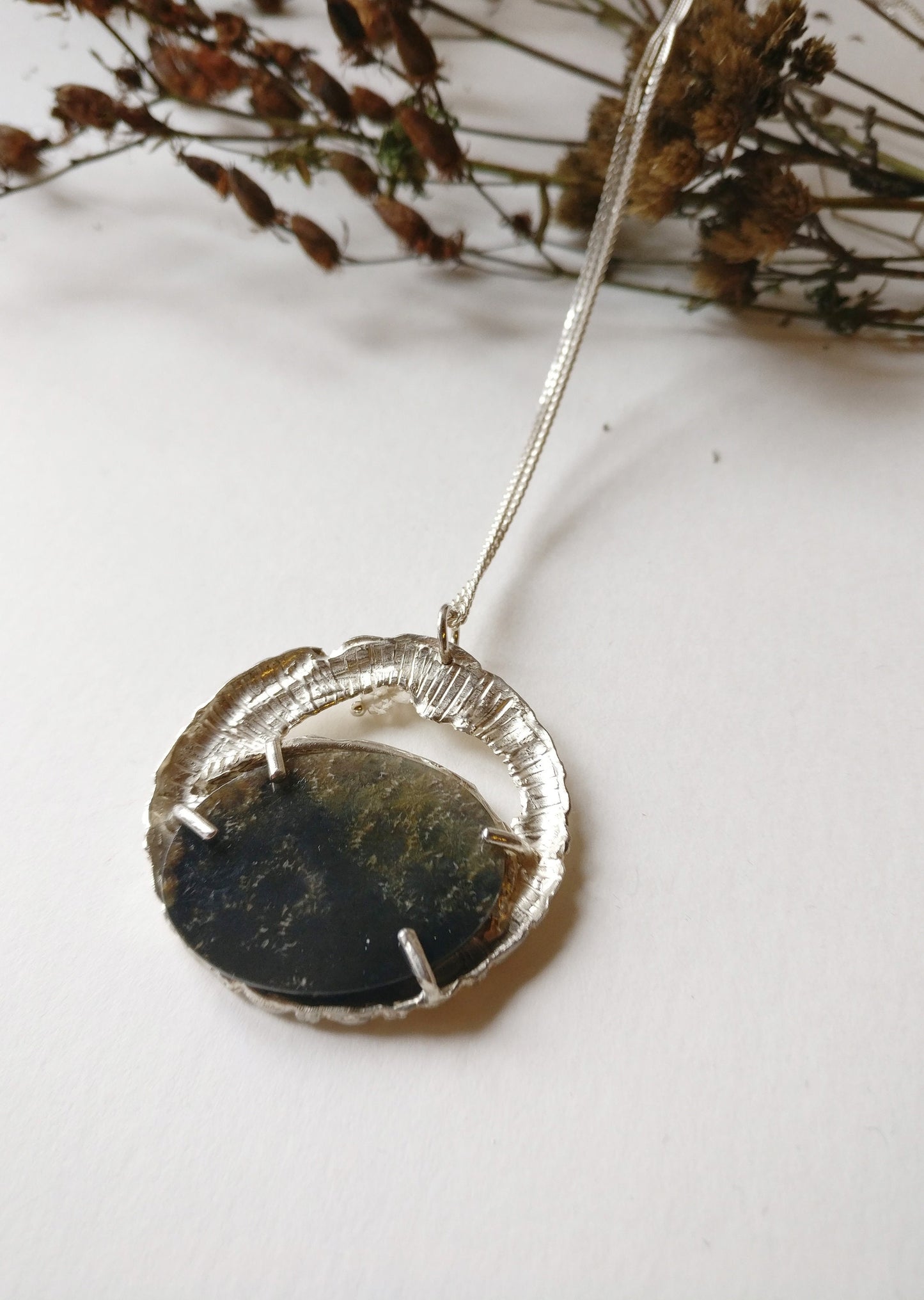 Ketting in zilver met ovalen grote steen en rookkwarts kraaltjes: Fossiel Koraal