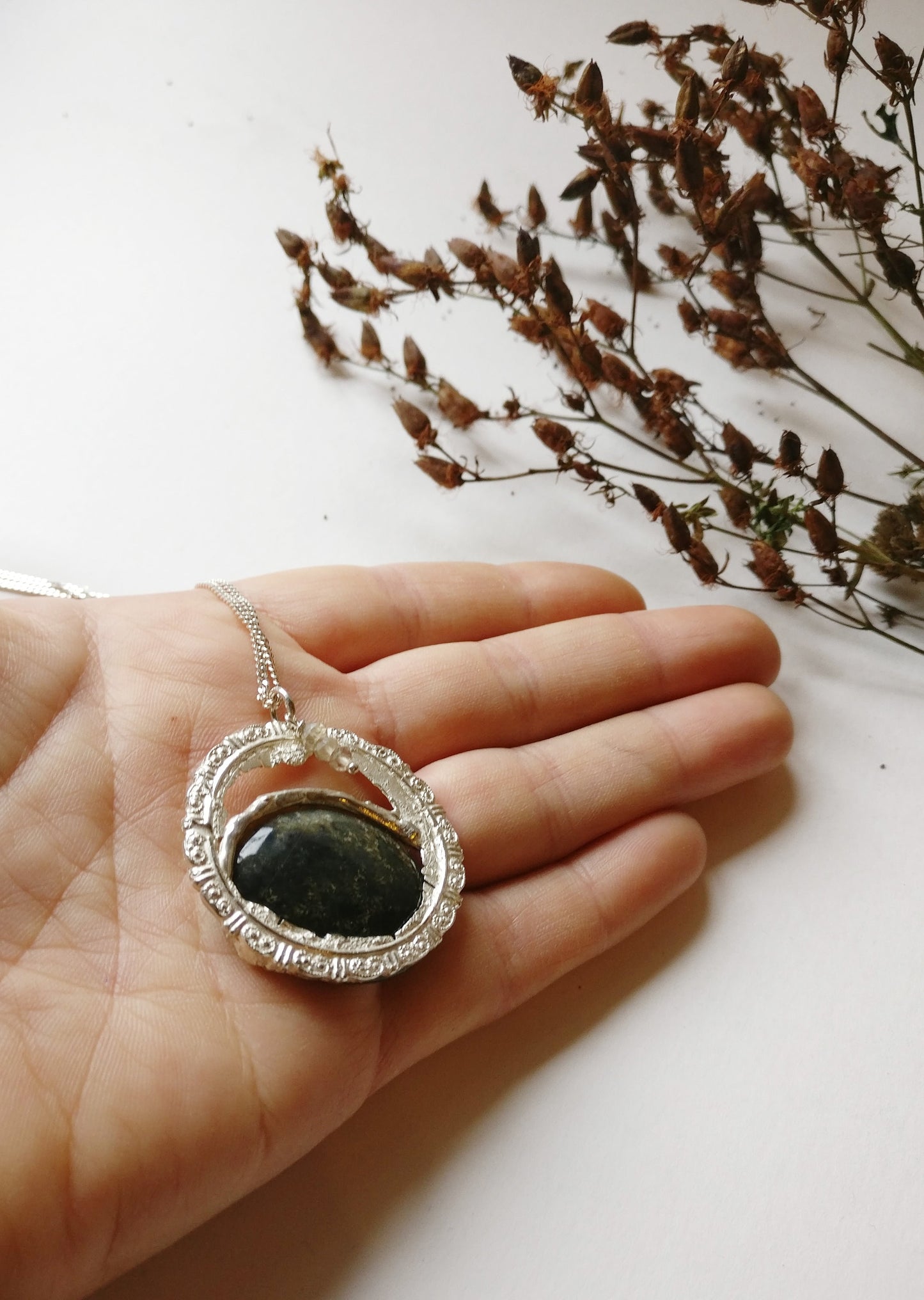 Ketting in zilver met ovalen grote steen en rookkwarts kraaltjes: Fossiel Koraal