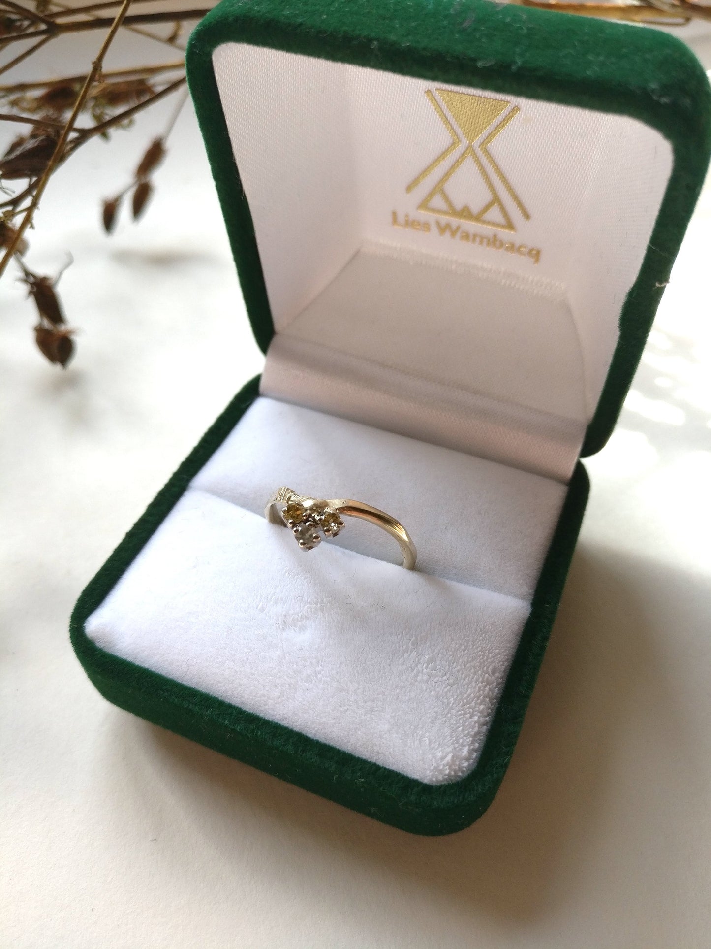 Ring in 18K champagne goud met drie diamantjes: Rosanne