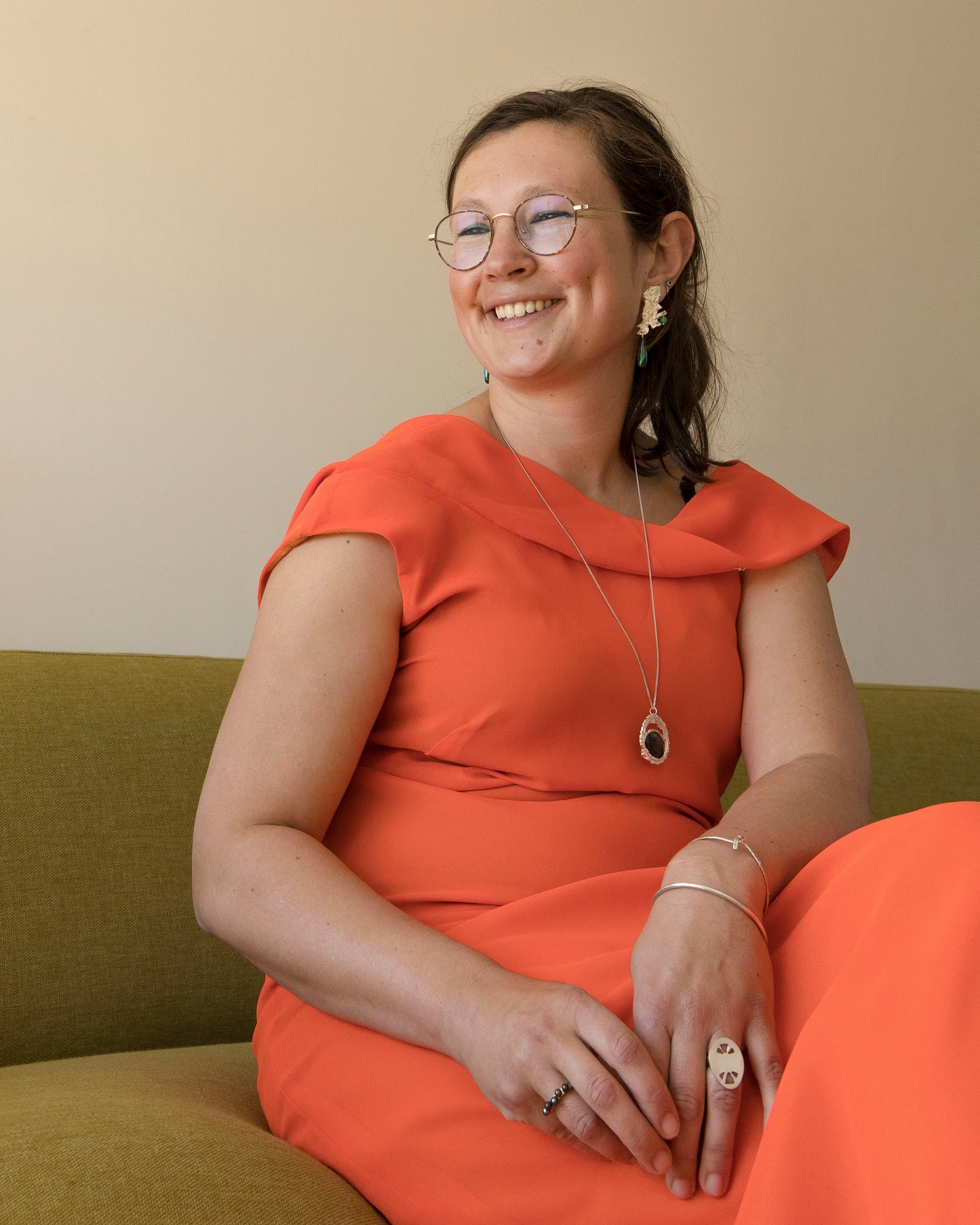 Ketting in zilver met ovalen grote steen en rookkwarts kraaltjes: Fossiel Koraal