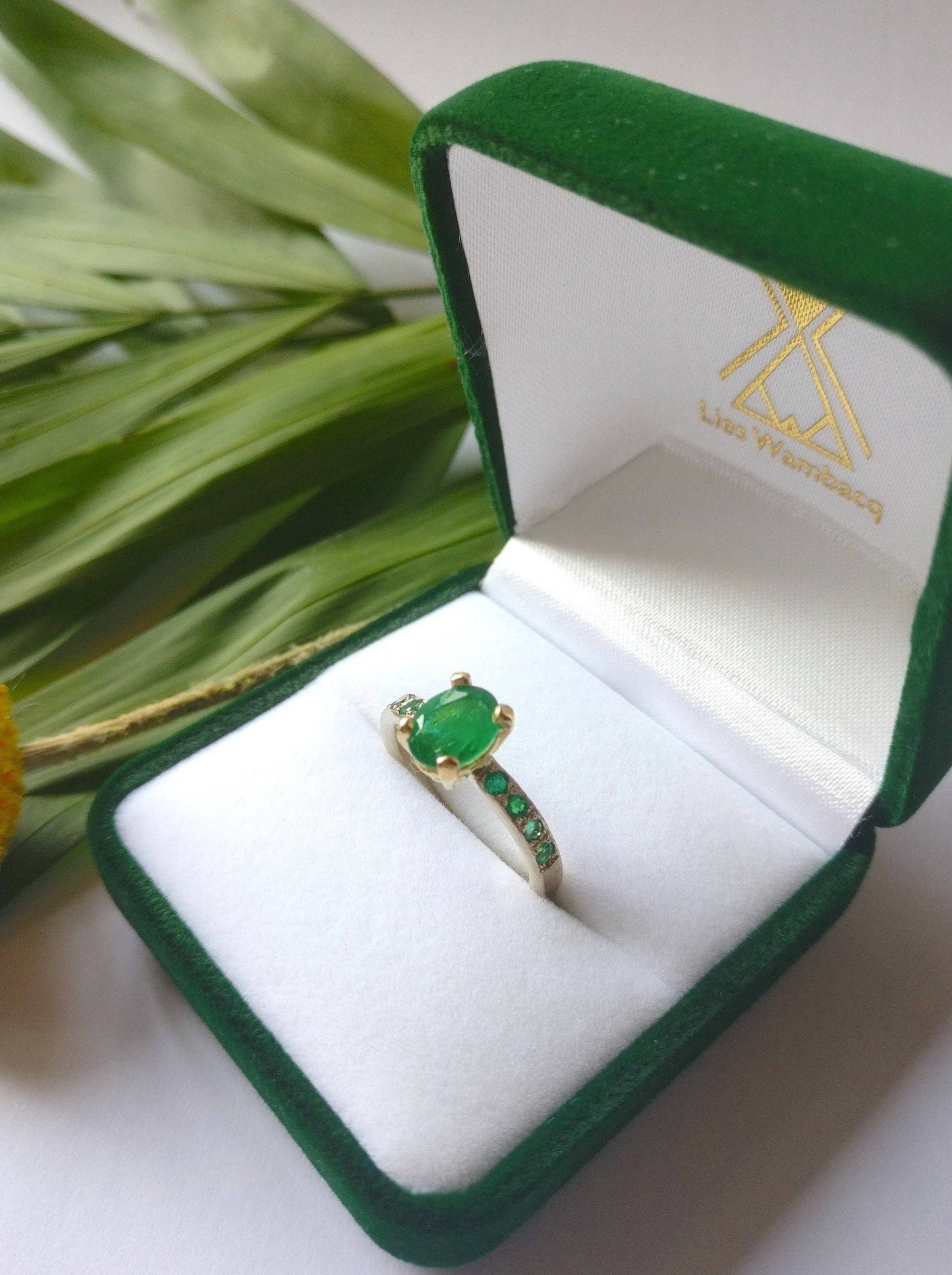 Ring in 18k geel en wit goud met smaragd.