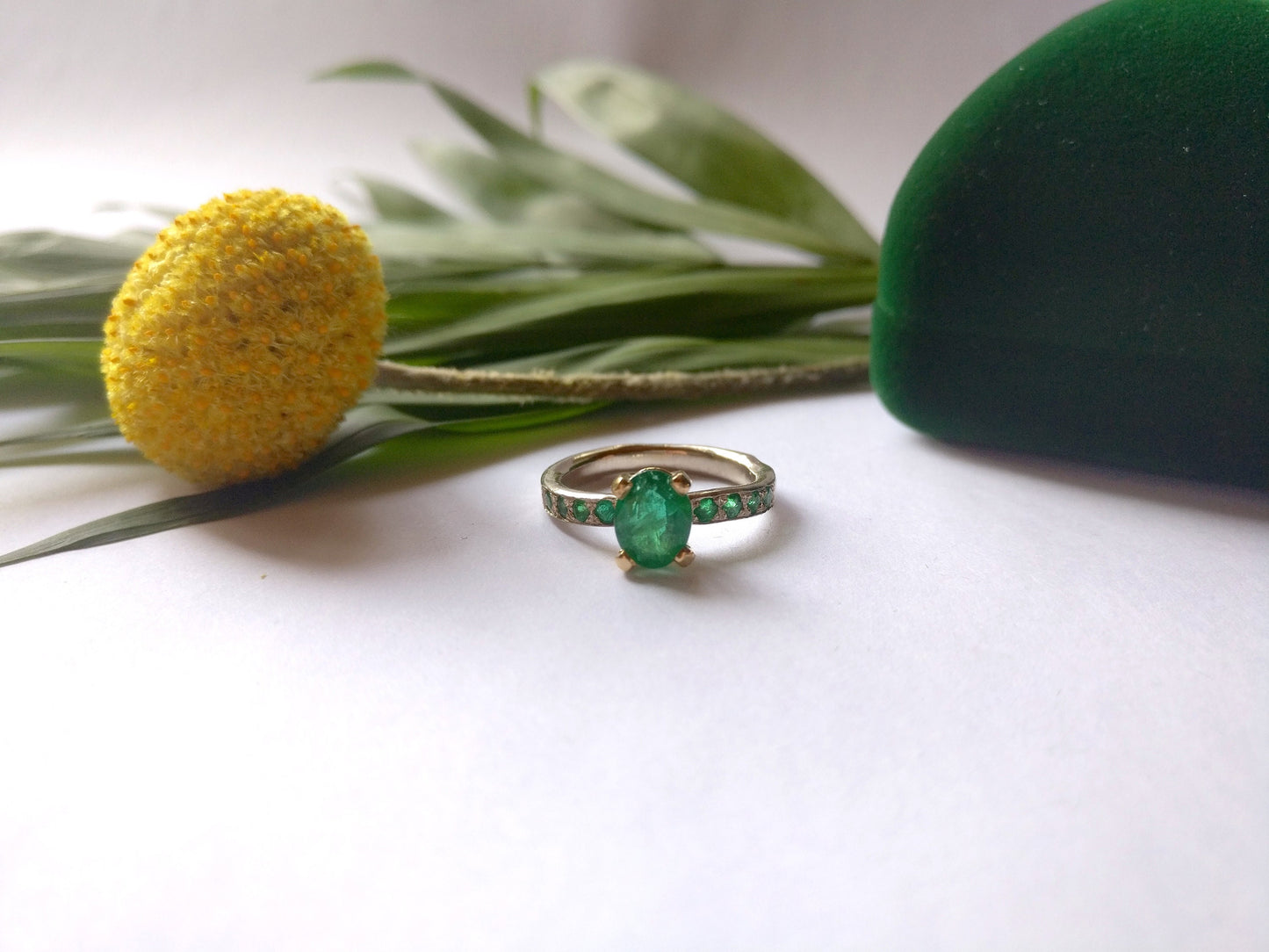 Ring in 18k geel en wit goud met smaragd: Jardin des Emeraudes