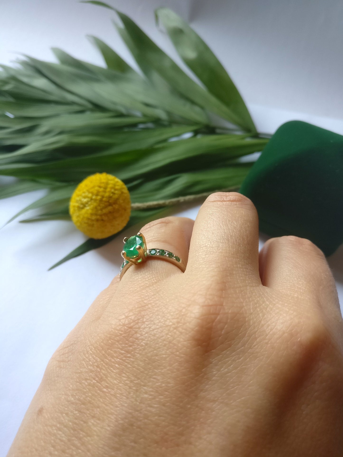 Ring in 18k geel en wit goud met smaragd: Jardin des Emeraudes