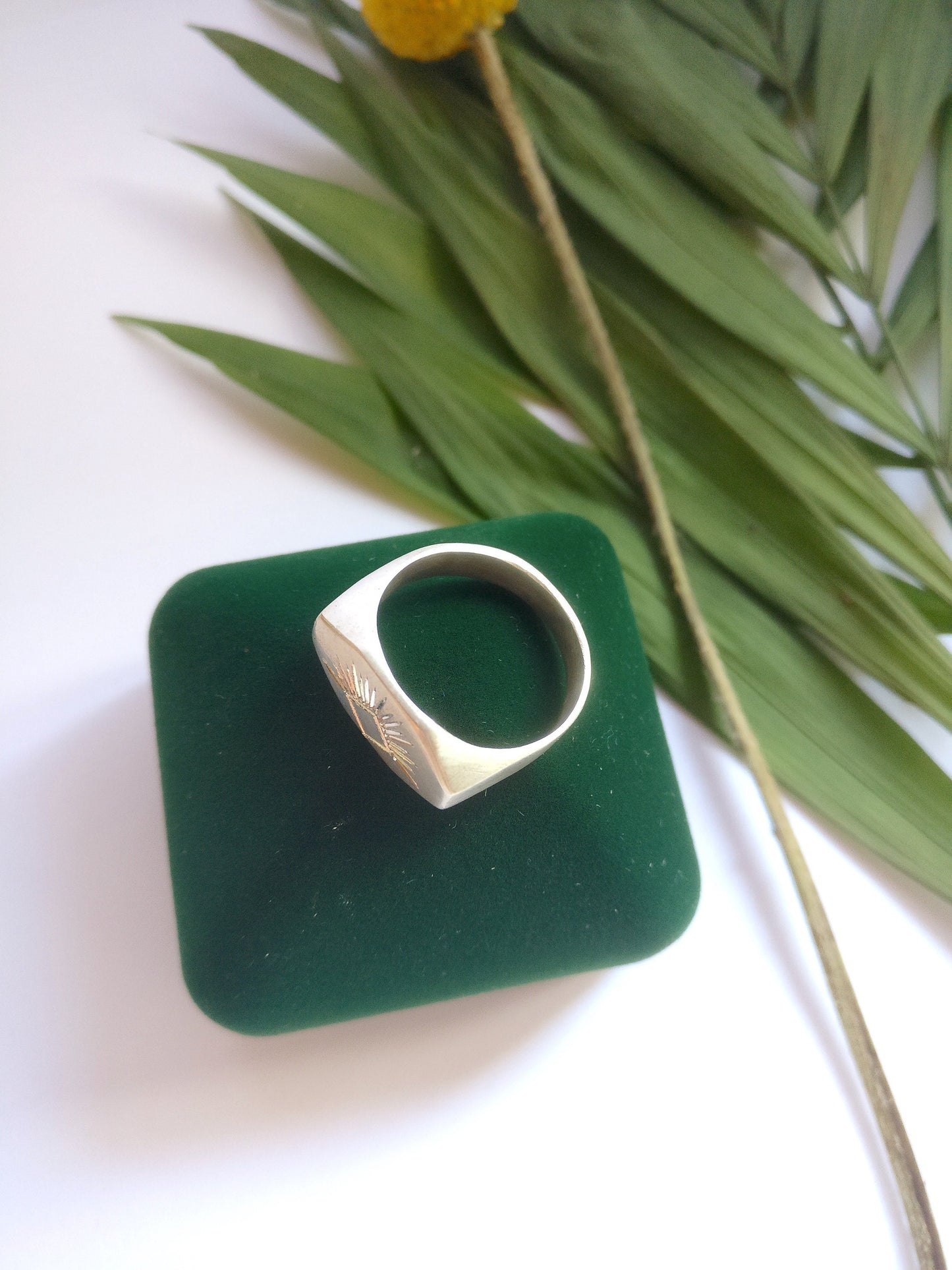 Ring in zilver: Octagoon met zon