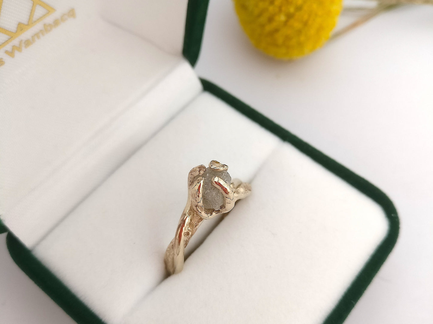 ruwe kubus diamant gevat in 18k champagne wit gouden ring