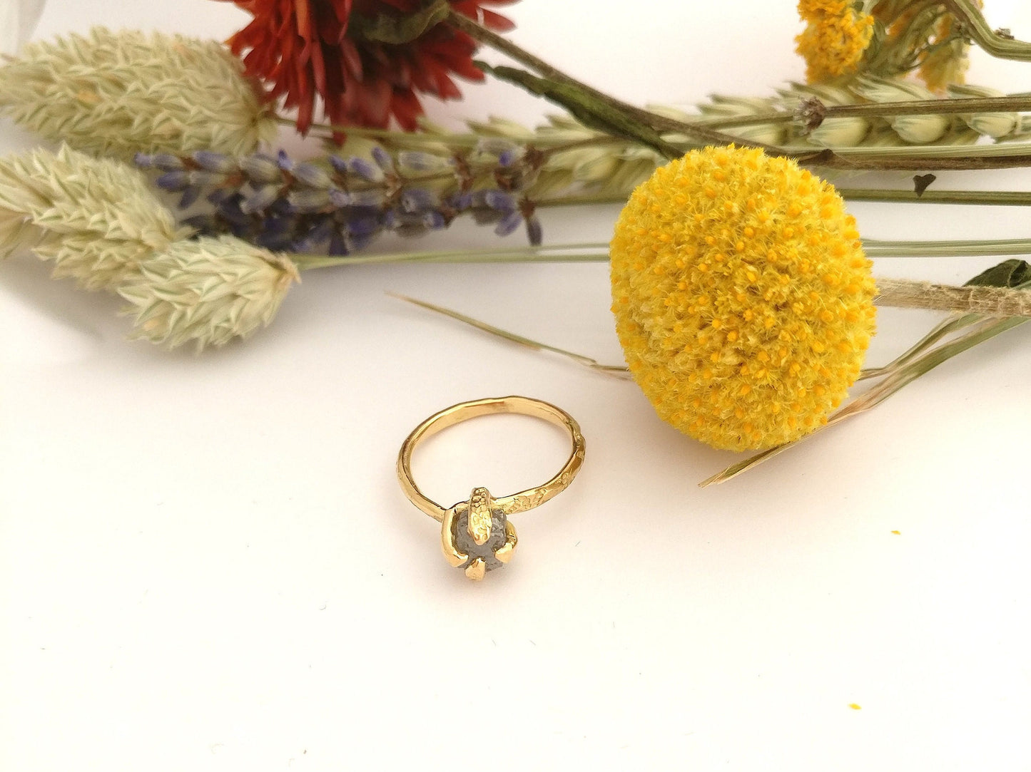 Ring in 18K geel goud met ruwe diamant: Op maat gemaakt