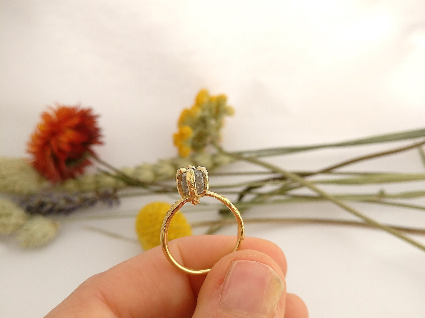 Ring in 18K geel goud met ruwe diamant: Op maat gemaakt