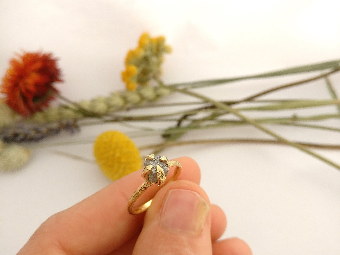 Ring in 18K geel goud met ruwe diamant: Op maat gemaakt