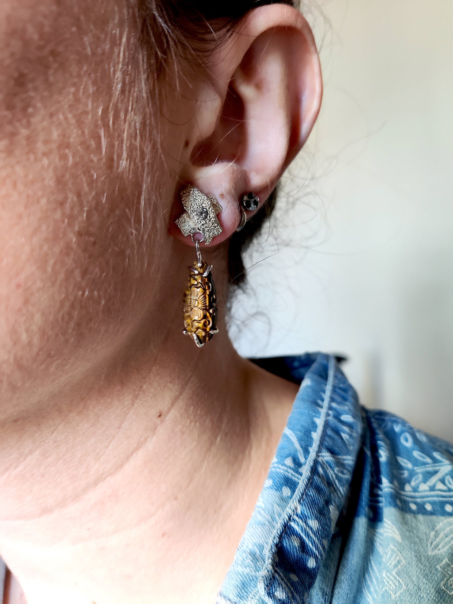 Oorbel in zilver met rookkwarts en tijgeroog: Tijgeroog met bloem