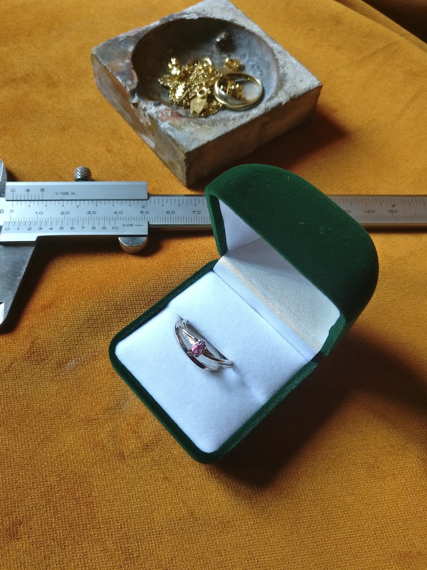 Ringen in 18k wit goud met roze toermalijn: op maat gemaakt