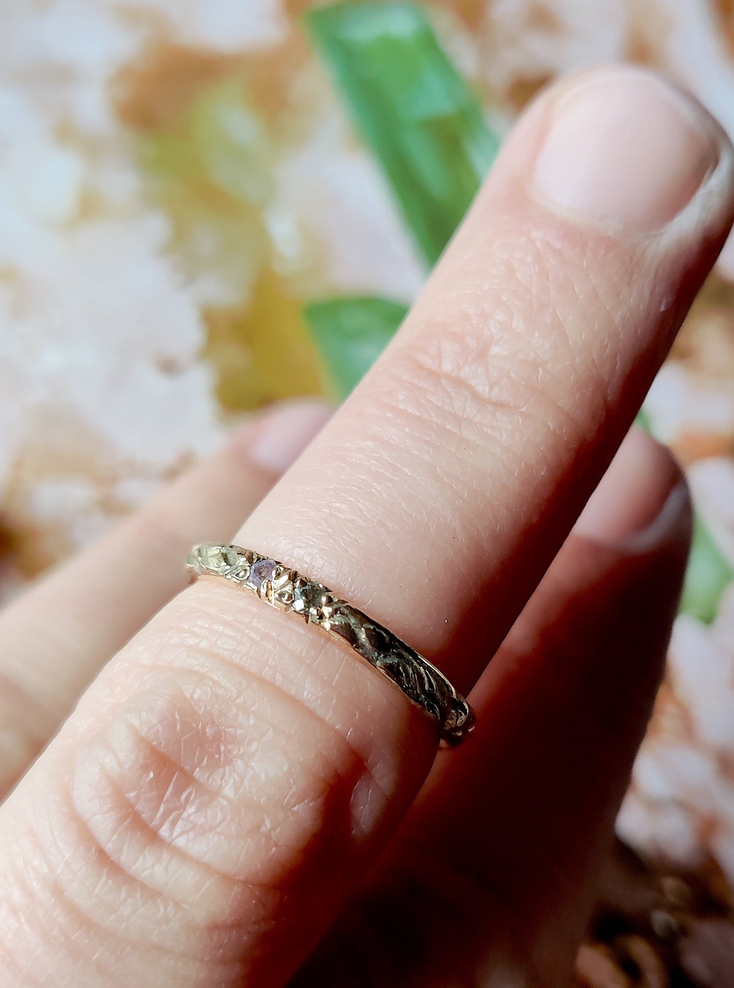 Ring in 18k geel goud  met groene en paarse saffier: op maat gemaakt.