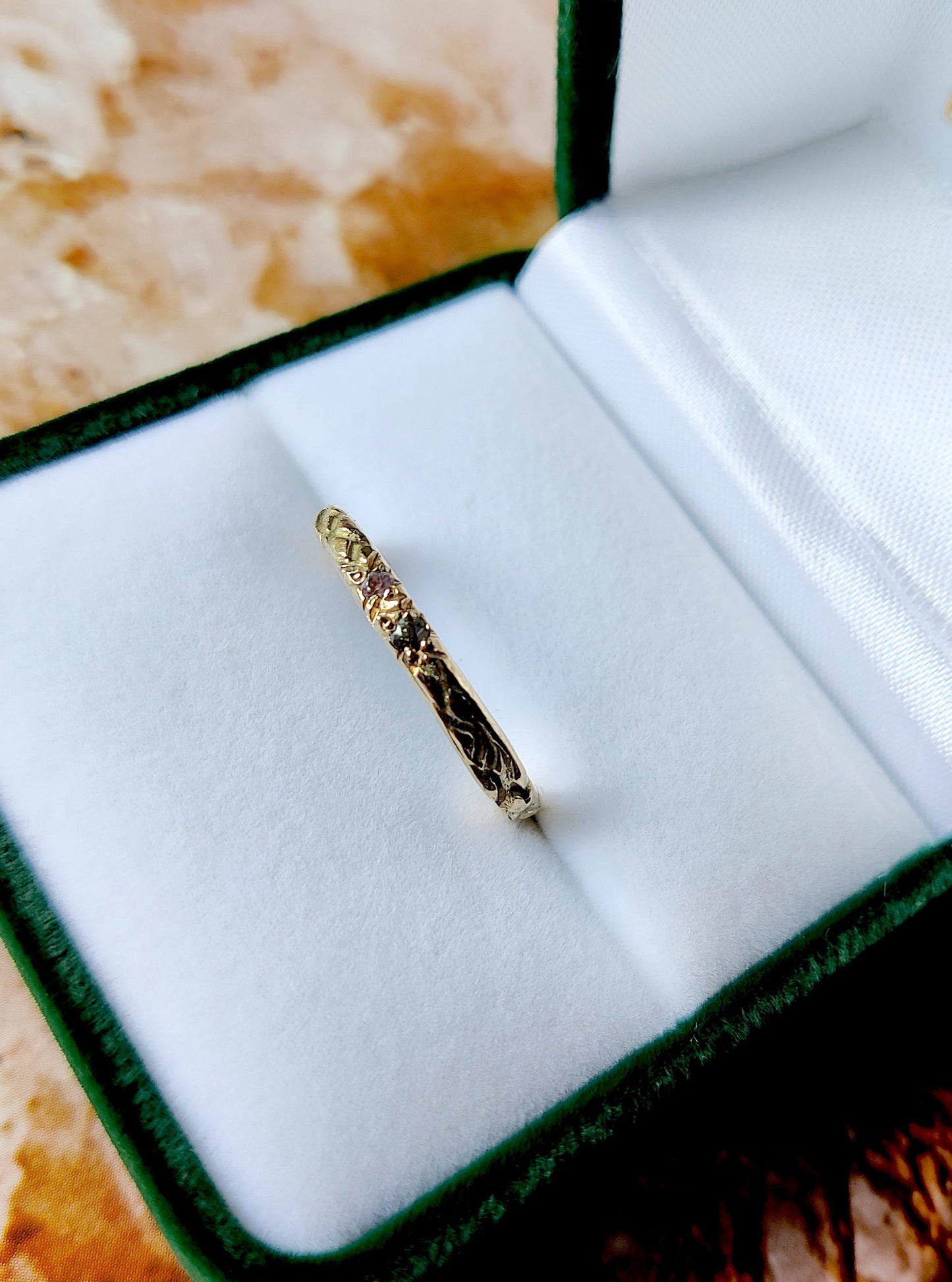 Ring in 18k geel goud  met groene en paarse saffier: op maat gemaakt.