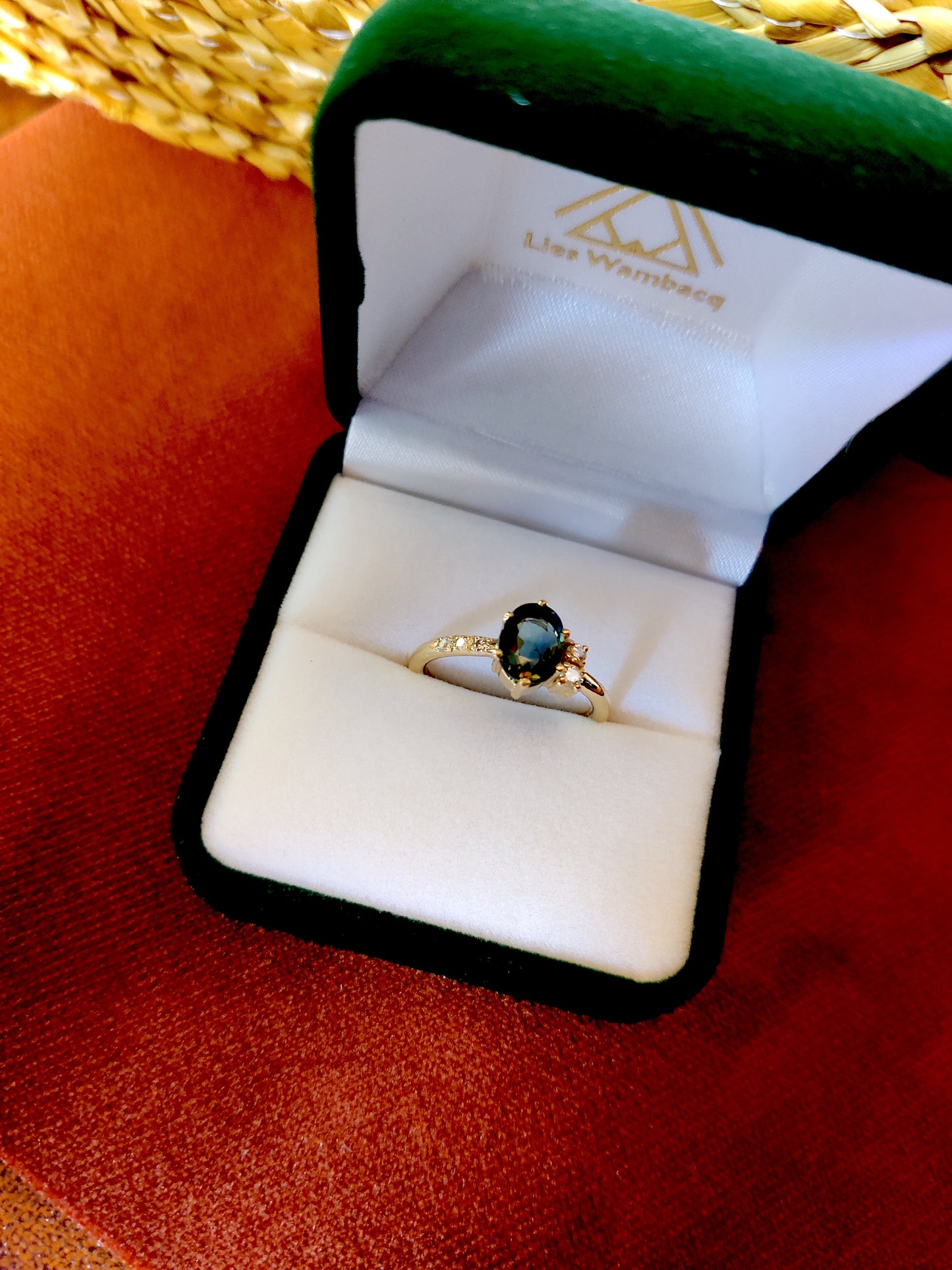 Ring in 18k geel goud met groene saffier en diamant: op maat gemaakt