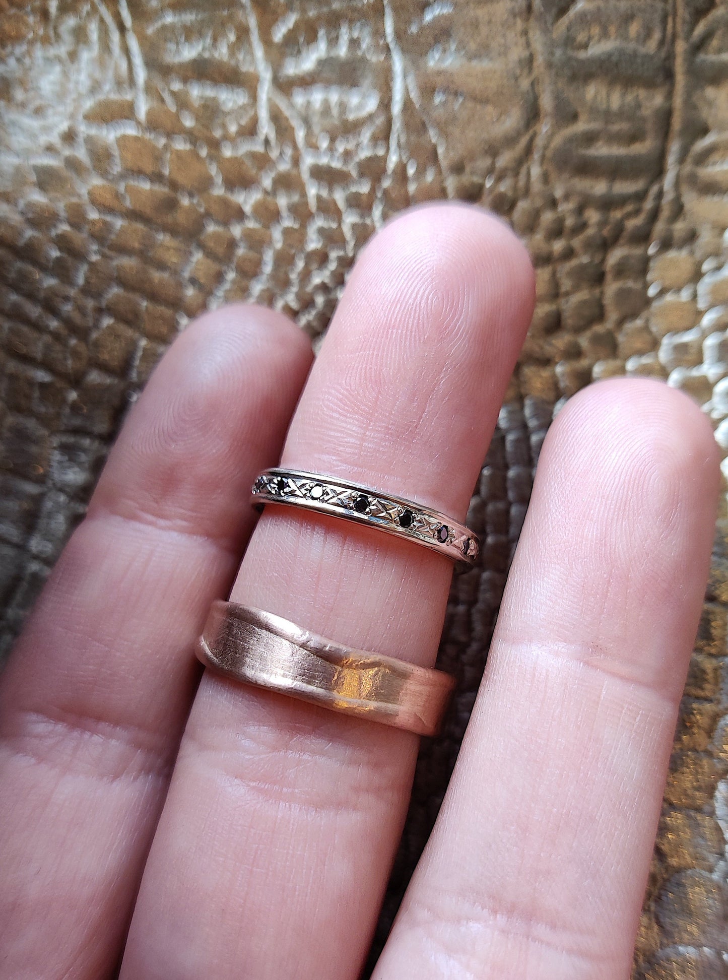 Trouwringen in 18K rood goud en 18k wit goud met zwarte diamant art deco gezet: op maat gemaakt