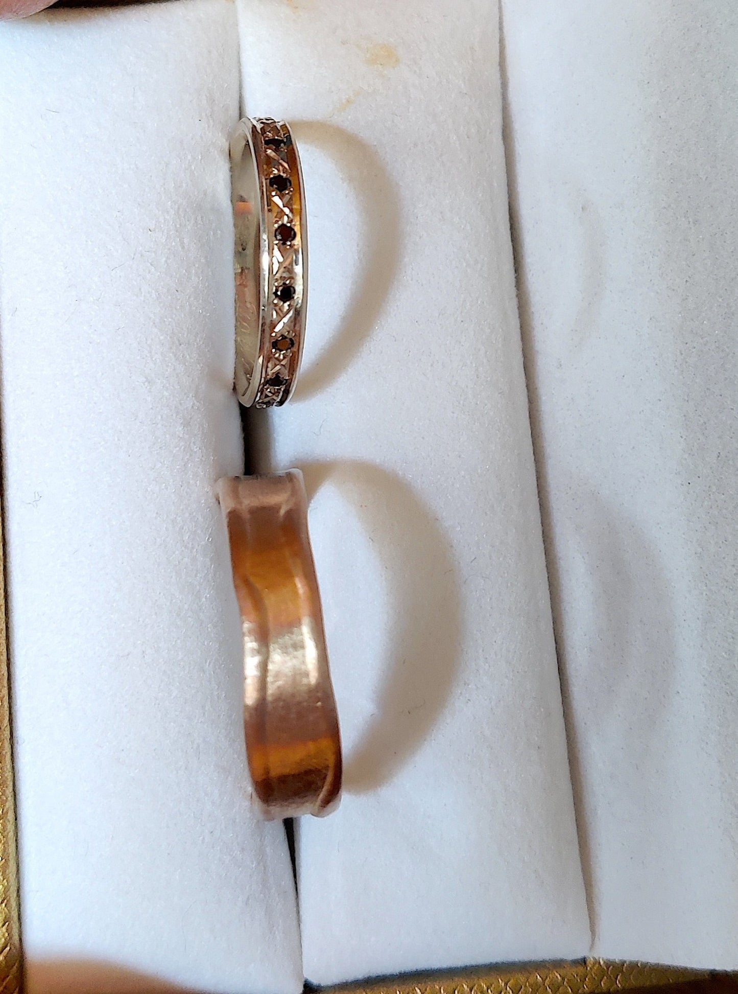 Trouwringen in 18K rood goud en 18k wit goud met zwarte diamant art deco gezet: op maat gemaakt