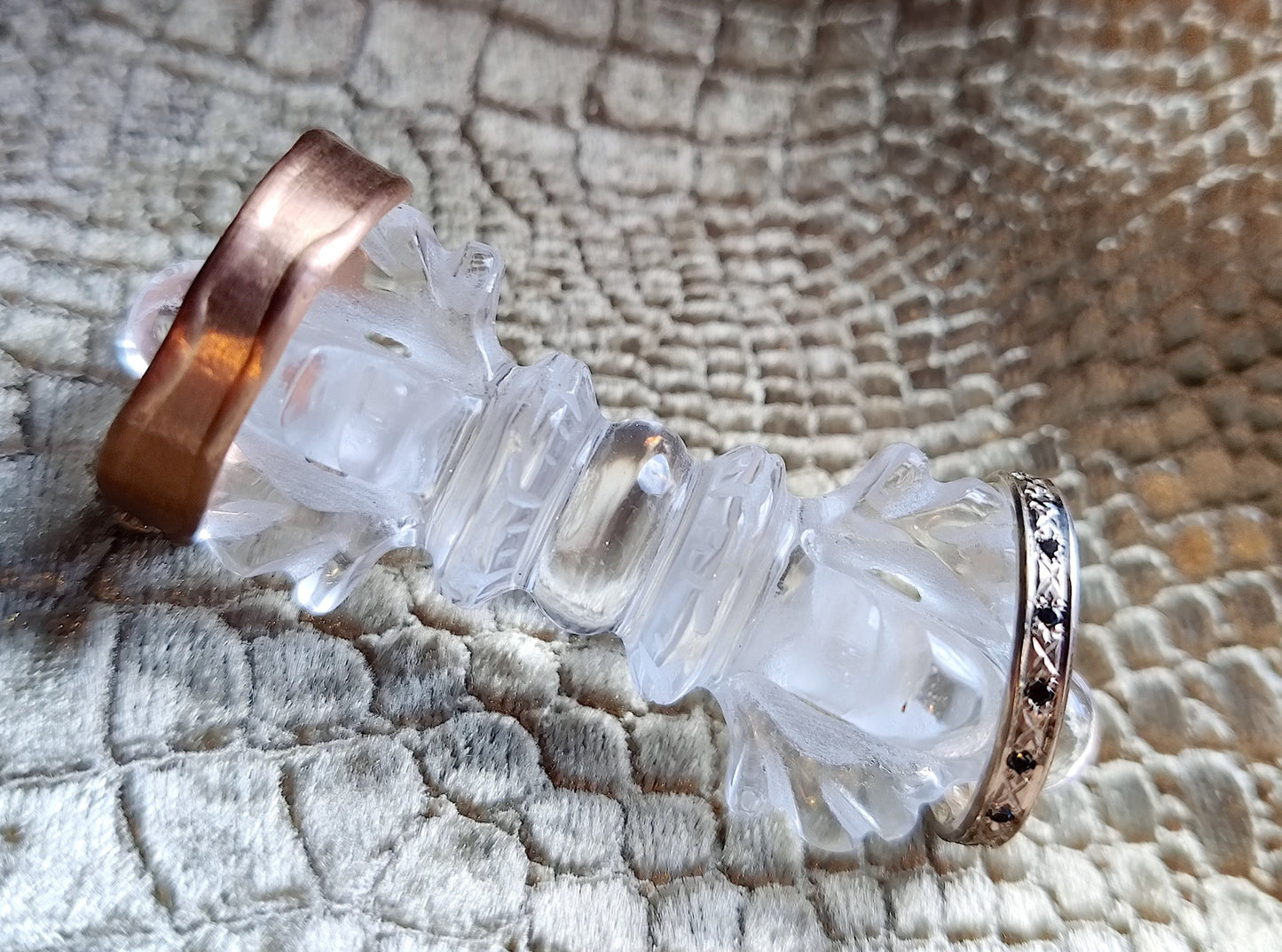 Trouwringen in 18K rood goud en 18k wit goud met zwarte diamant art deco gezet: op maat gemaakt