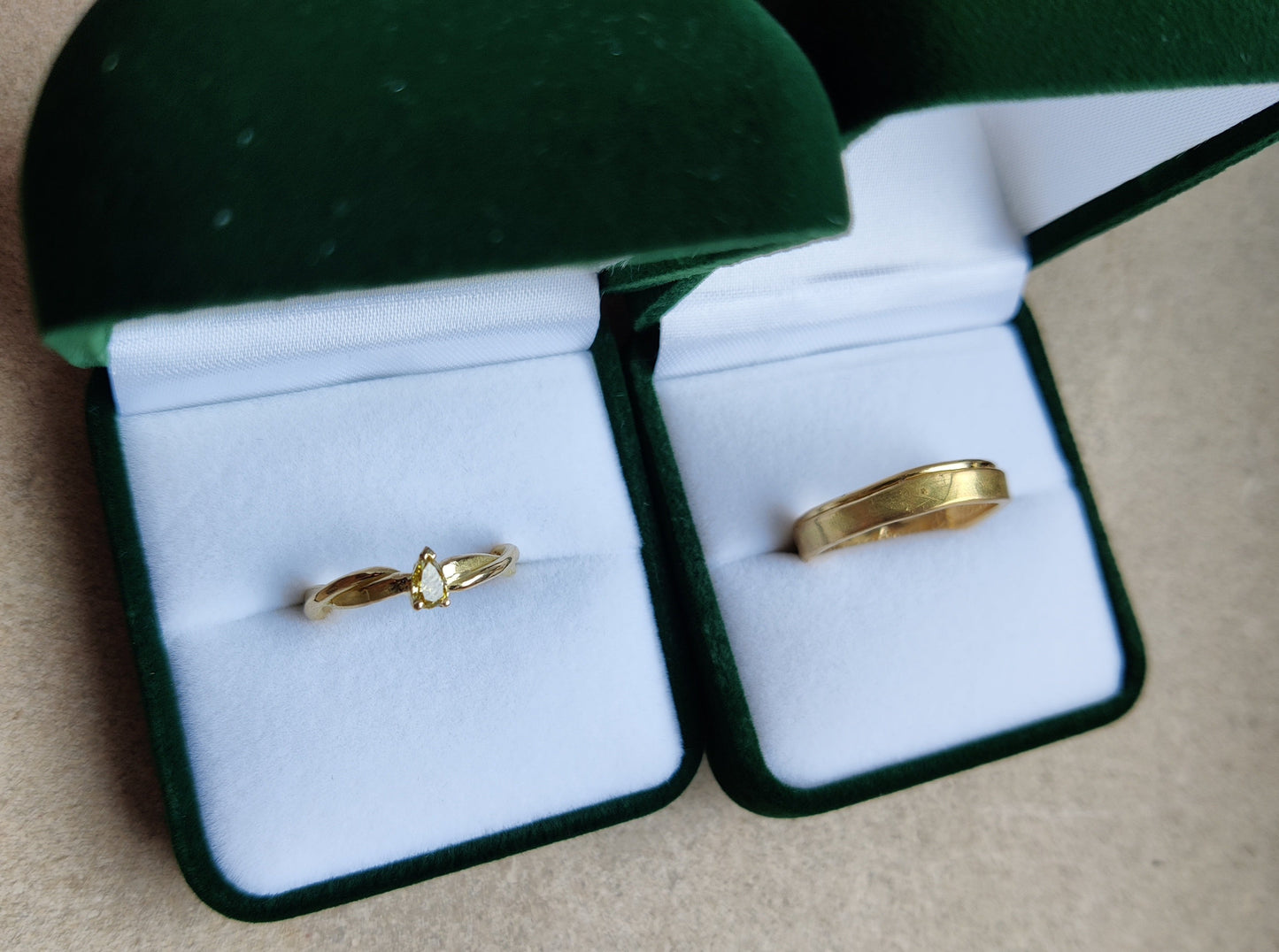 Trouwringen in 18K geel goud met groene druppelvormige diamant: op maat gemaakt