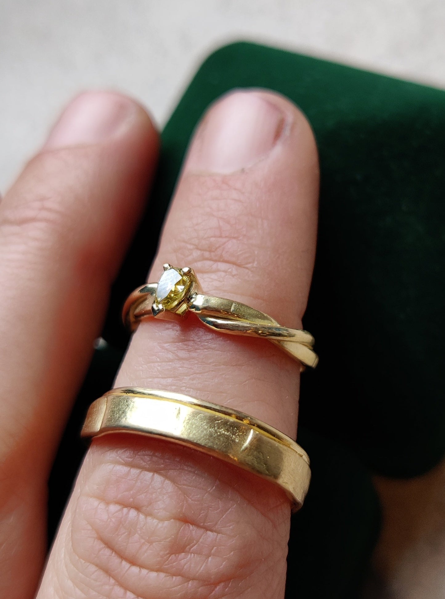 Trouwringen in 18K geel goud met groene druppelvormige diamant: op maat gemaakt