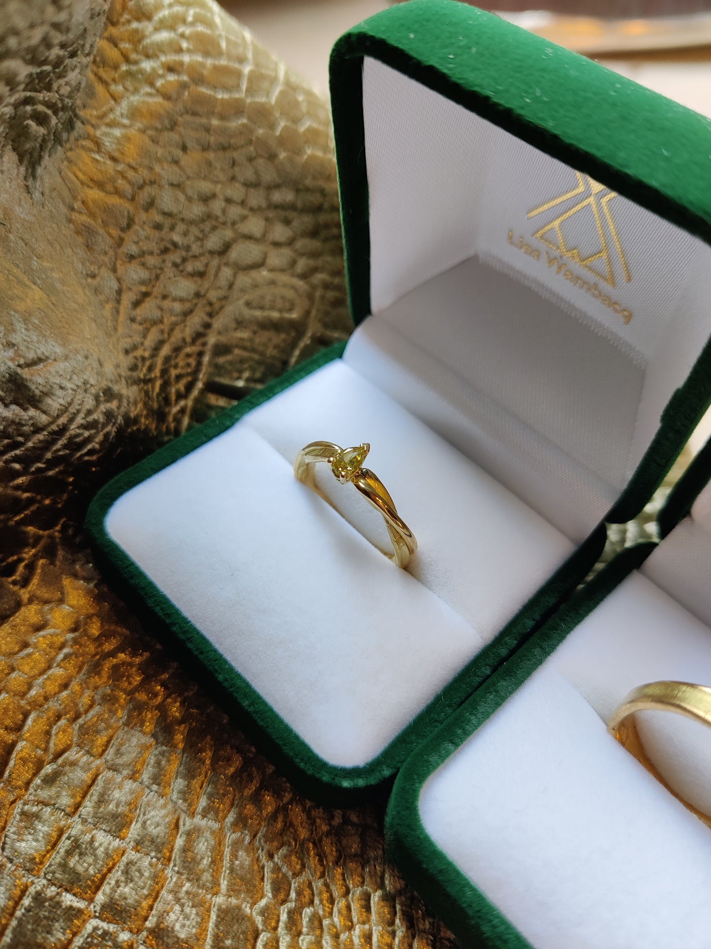 Trouwringen in 18K geel goud met groene druppelvormige diamant: op maat gemaakt