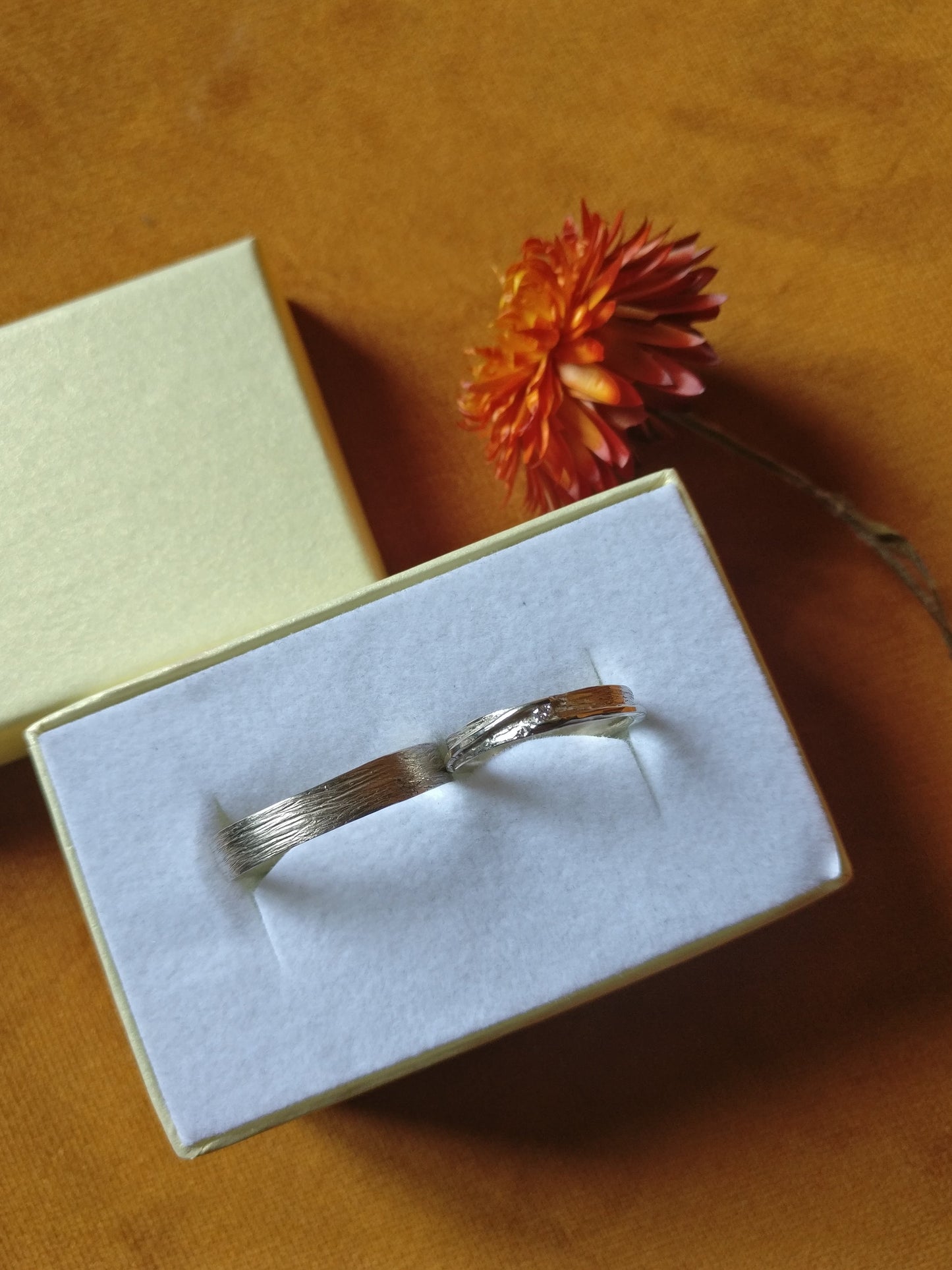 Trouwringen in 18k wit goud met diamant: op maat gemaakt