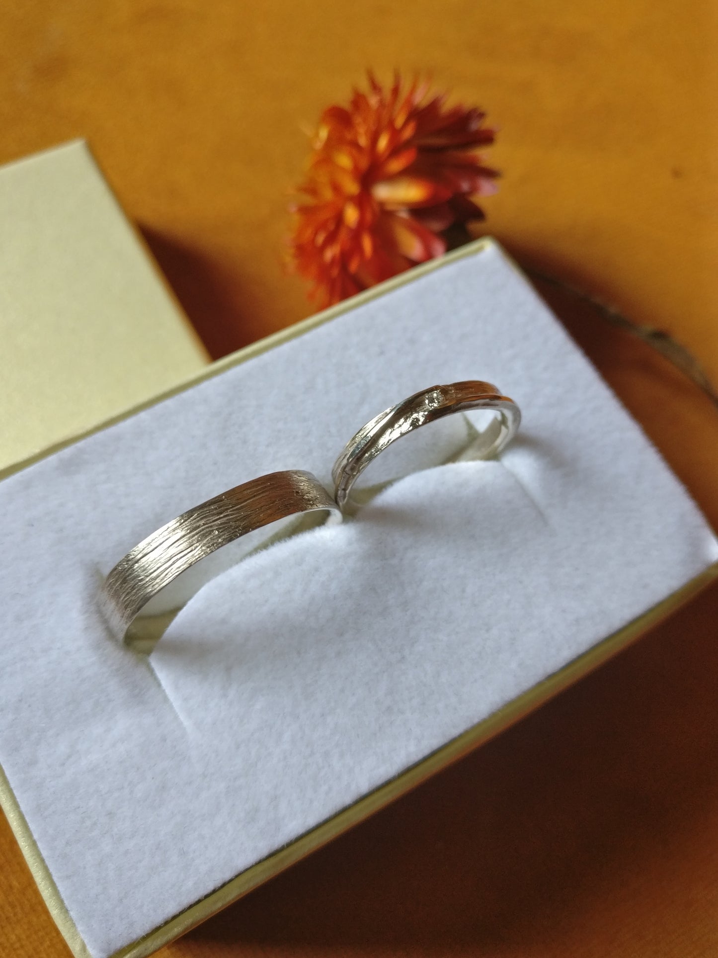 Trouwringen in 18k wit goud met diamant: op maat gemaakt