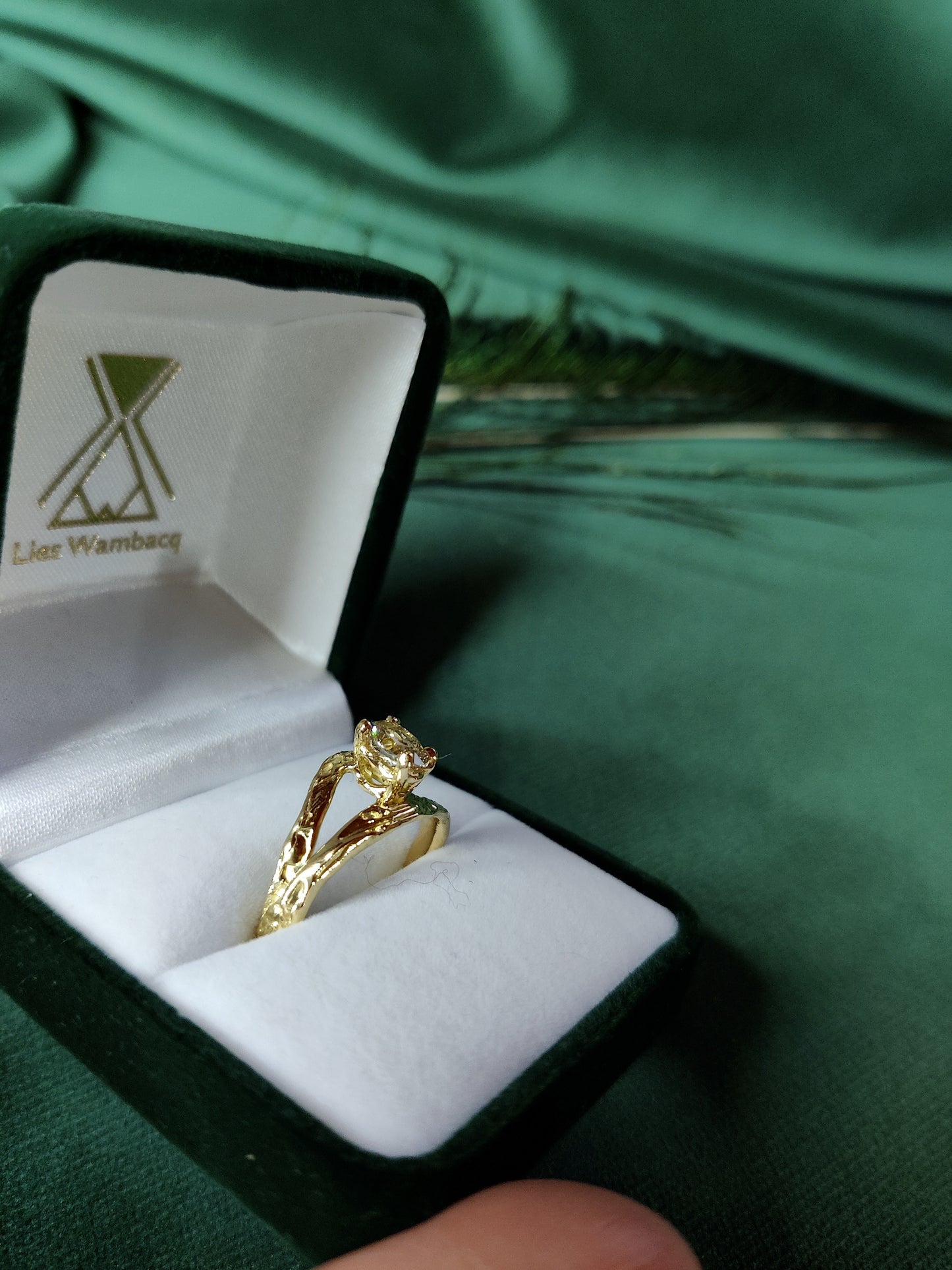 Verlovingsring in 18k geel goud met diamant: op maat gemaakt