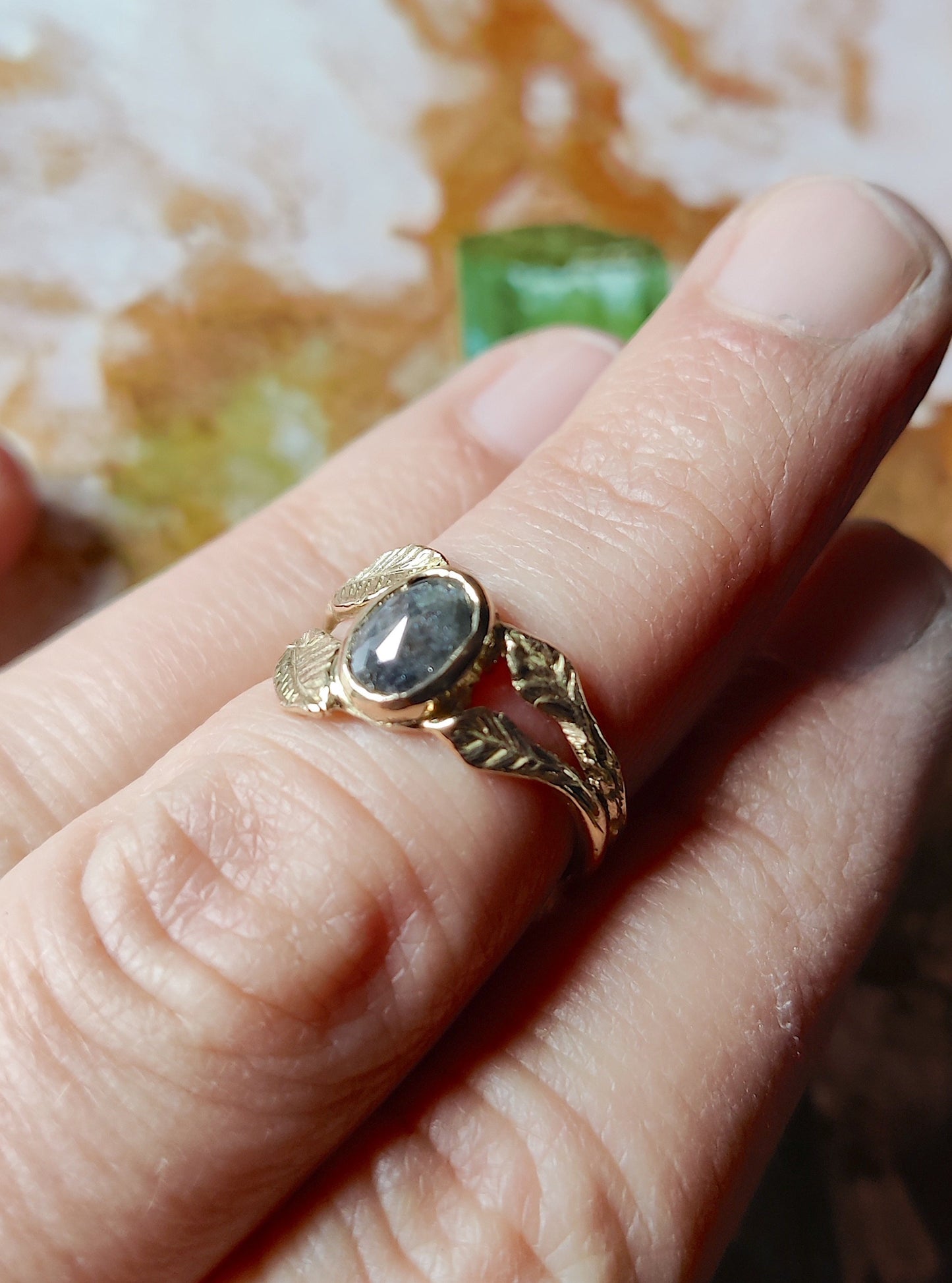 Verlovingsring in 18k geel goud met peper en zout diamant: op maat gemaakt