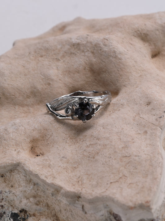Ring in platina met grijs/paars/blauwe spinel en diamant: Tilde
