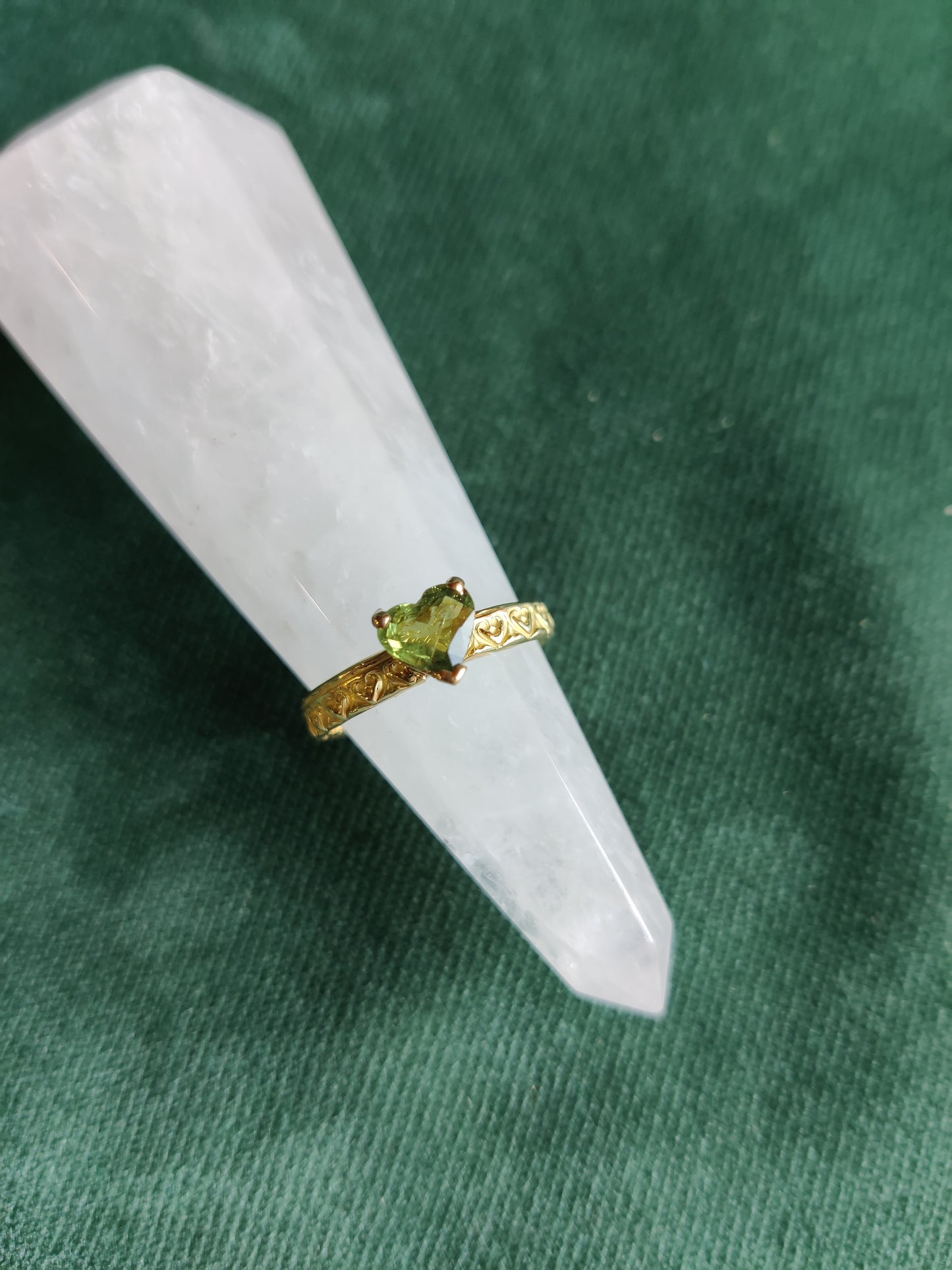 Ring in 18k geel goud met groene hartje saffier: Gella
