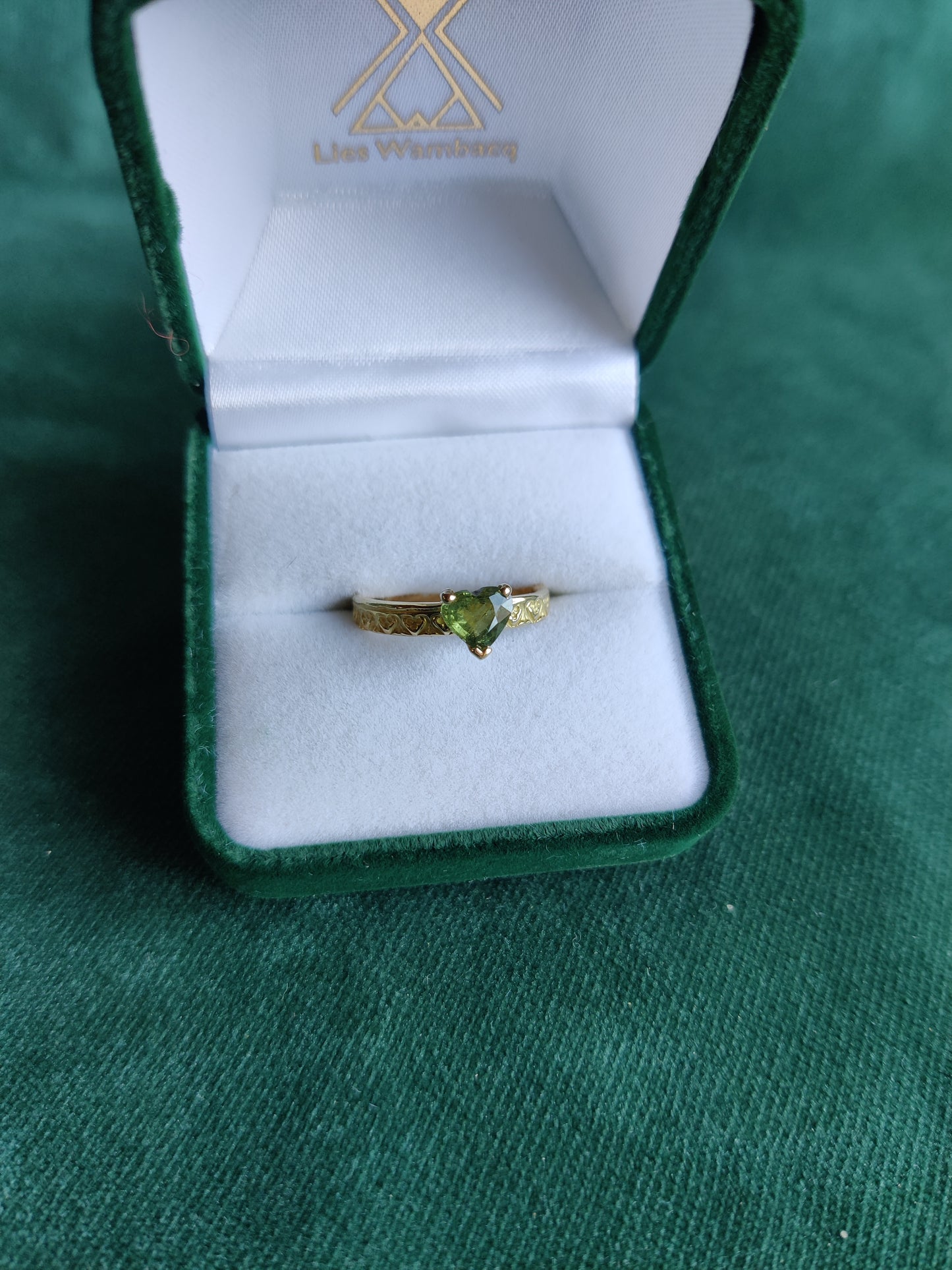 Ring in 18k geel goud met groene hartje saffier: Gella