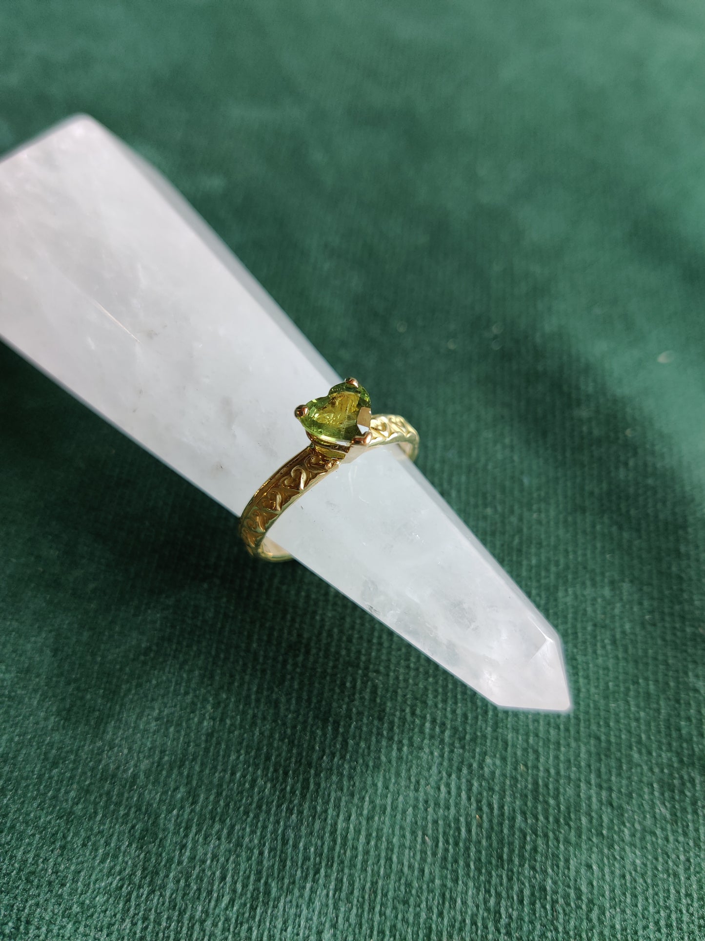 Ring in 18k geel goud met groene hartje saffier: Gella