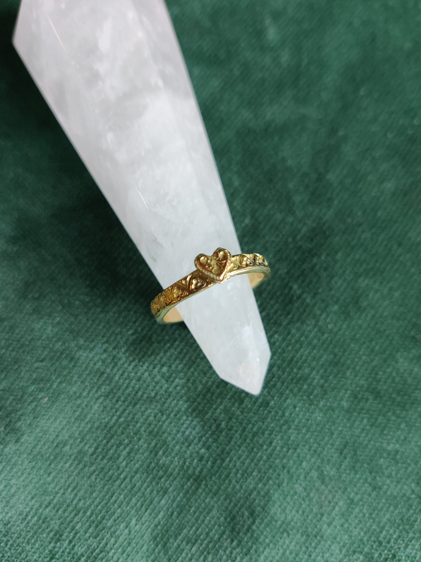Ring in 18k geel goud met groene hartje saffier: Gella