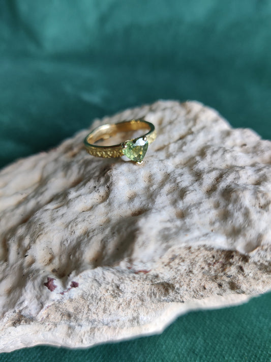Ring in 18k geel goud met groene hartje saffier: Gella