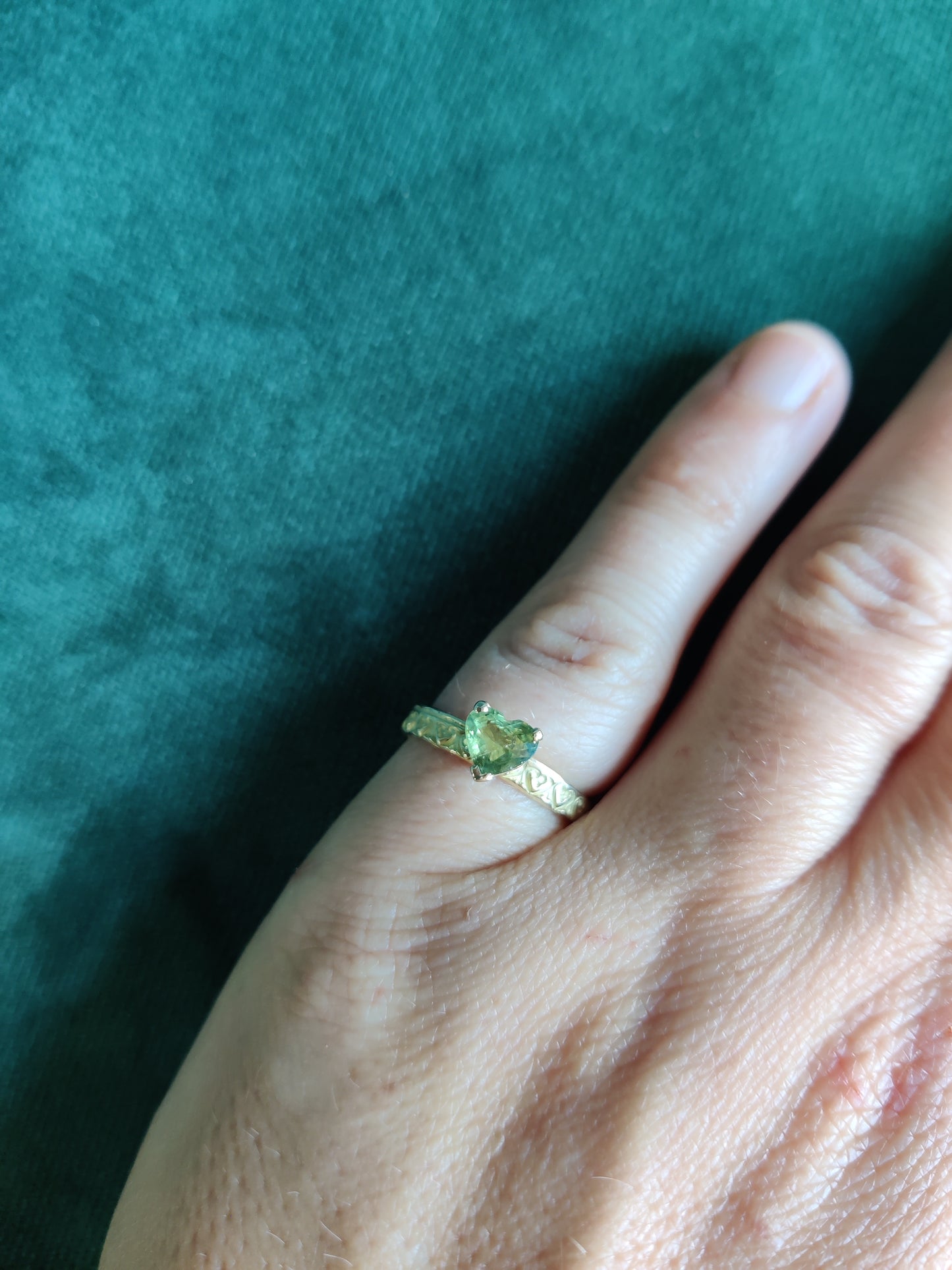 Ring in 18k geel goud met groene hartje saffier: Gella