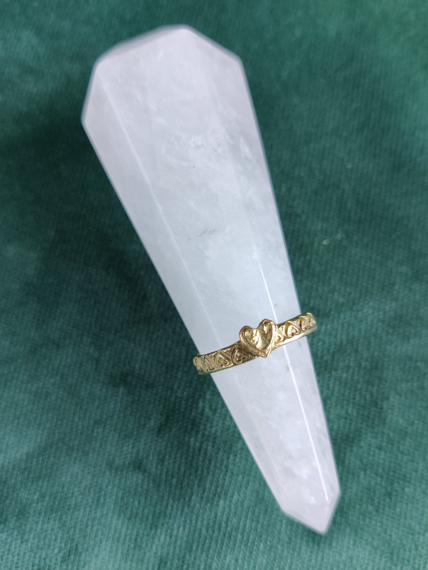 Ring in 18k geel goud met groene hartje saffier: Gella