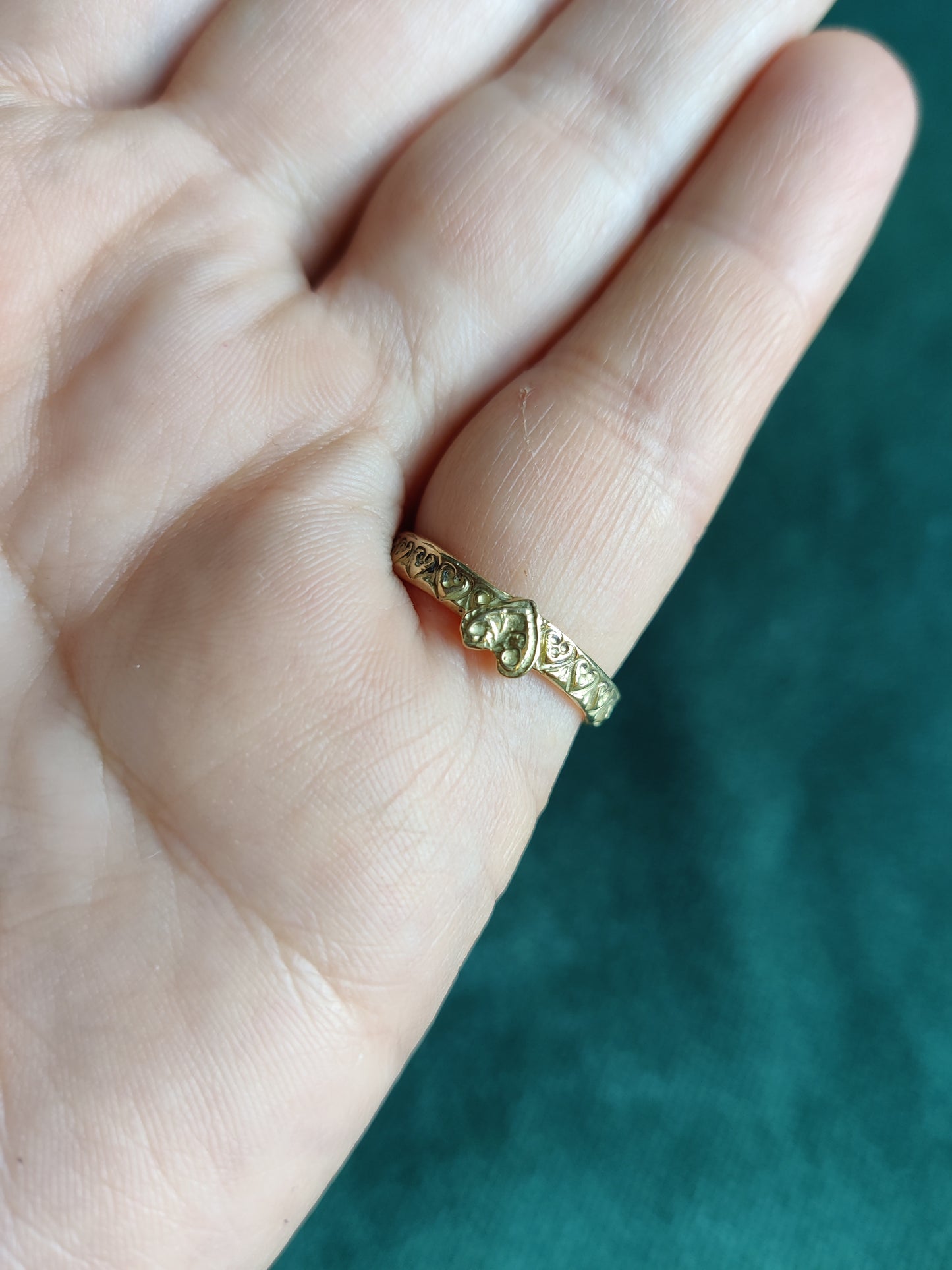 Ring in 18k geel goud met groene hartje saffier: Gella