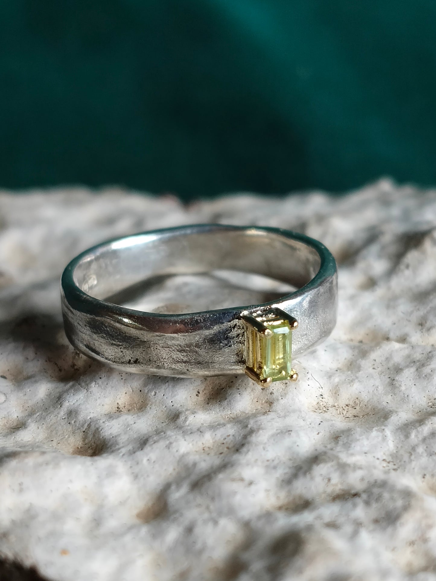 Ring in zilver met 18k gouden zetkast en peridoot - Hove