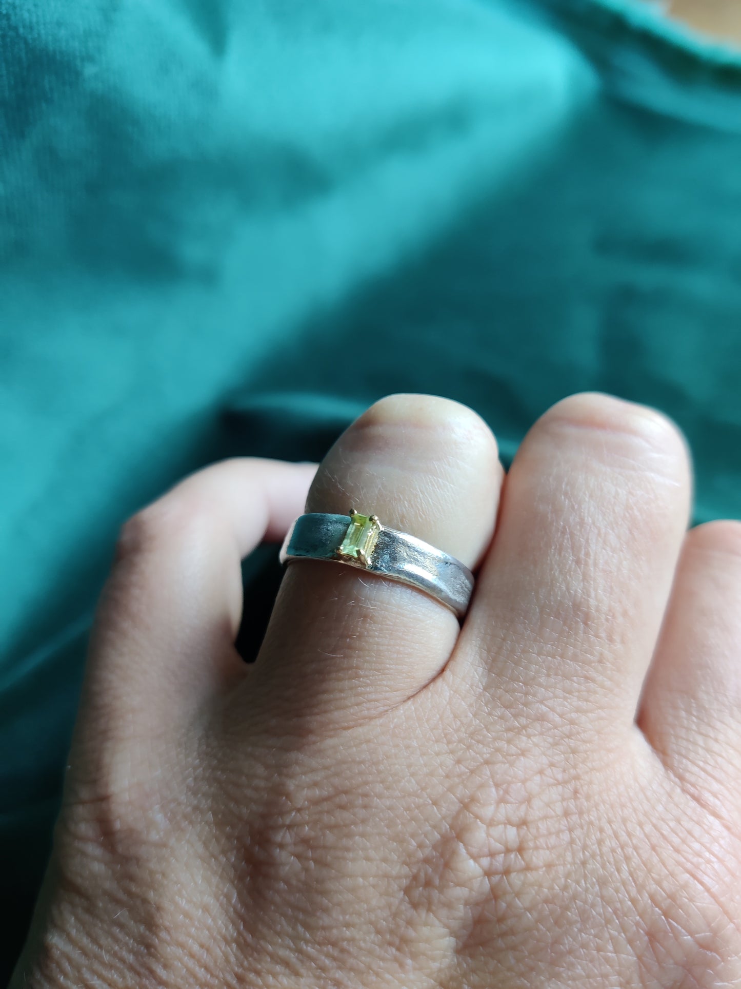 Ring in zilver met 18k gouden zetkast en peridoot - Hove