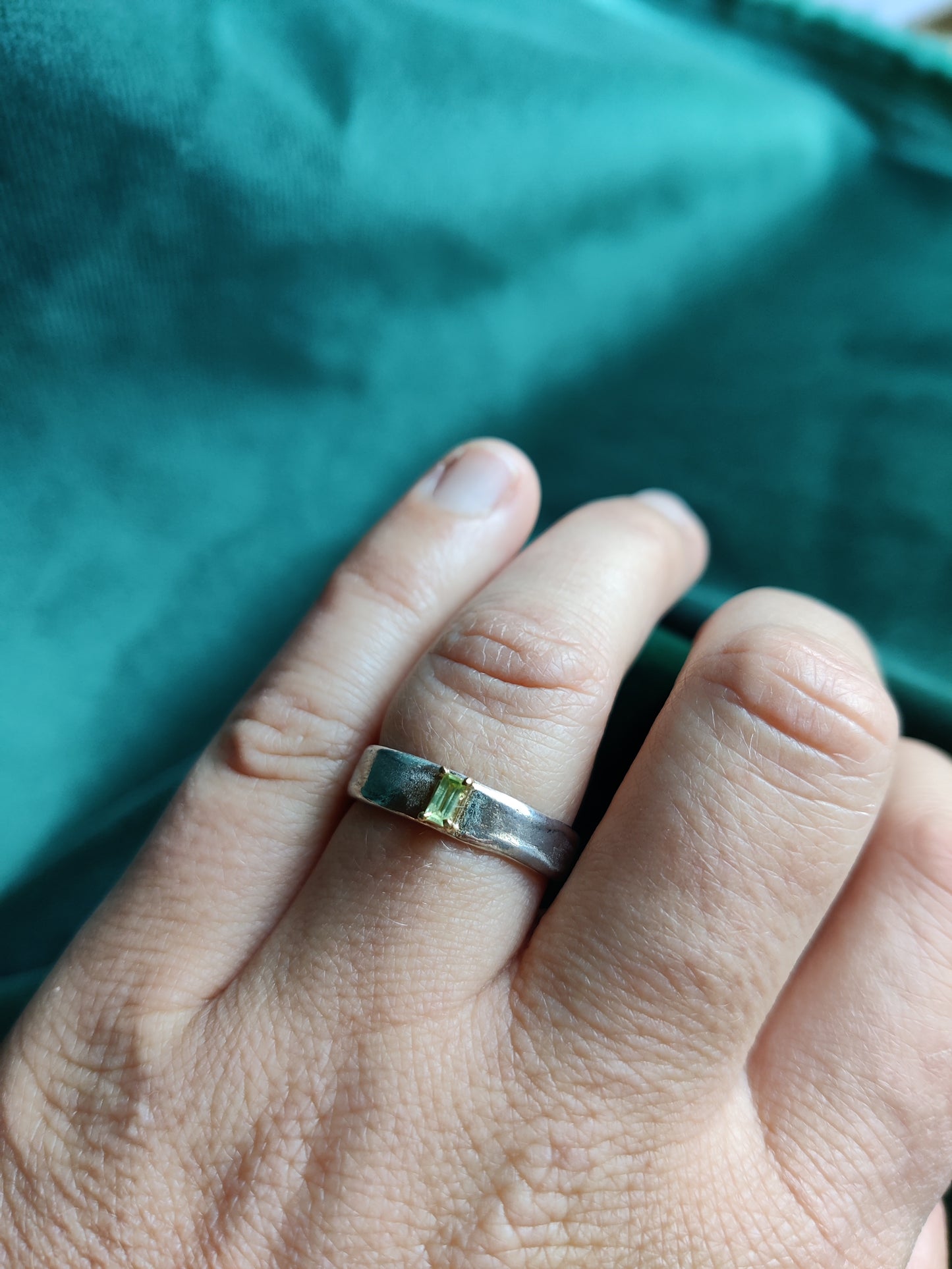 Ring in zilver met 18k gouden zetkast en peridoot - Hove