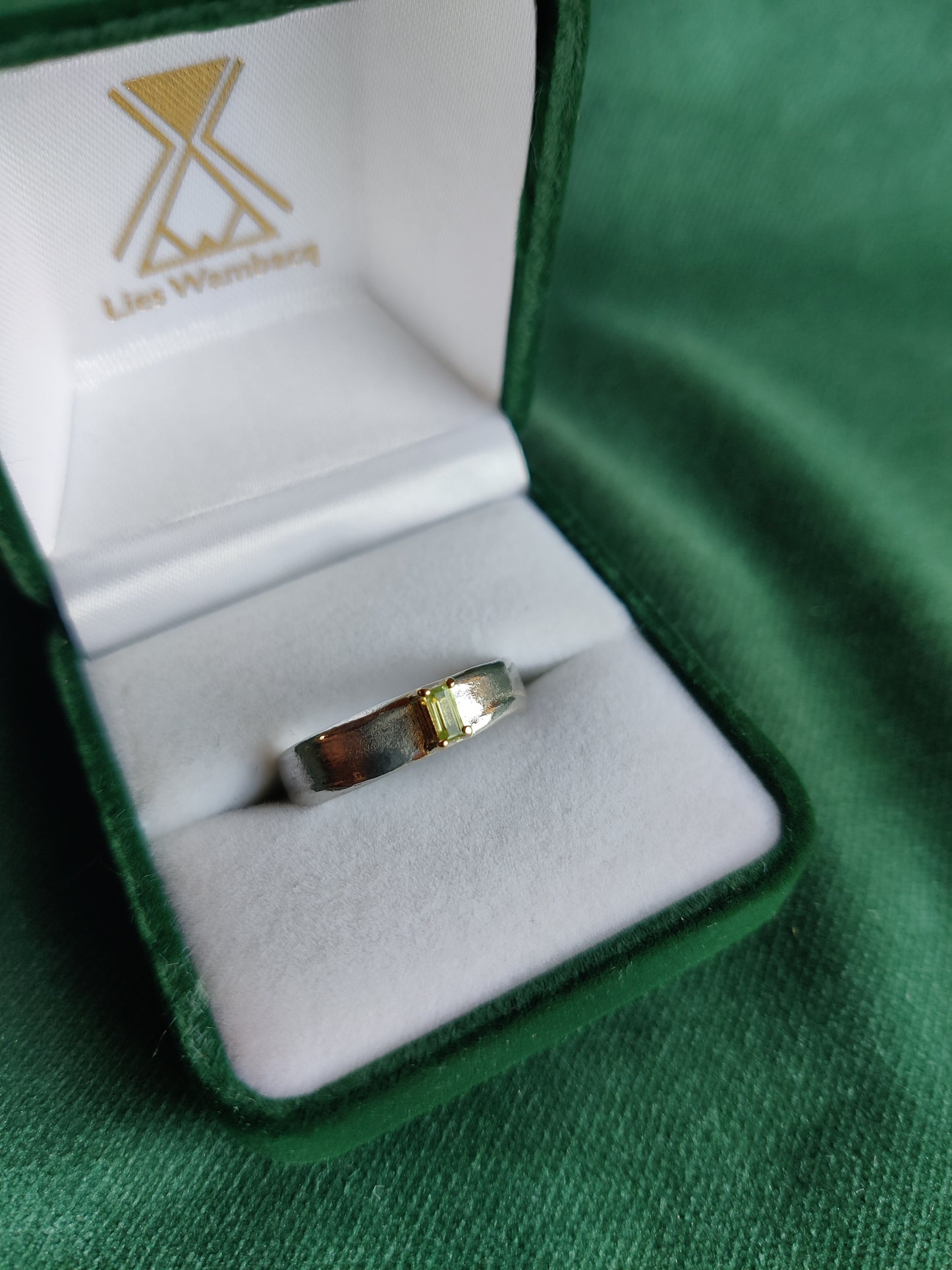 Ring in zilver met 18k gouden zetkast en peridoot - Hove