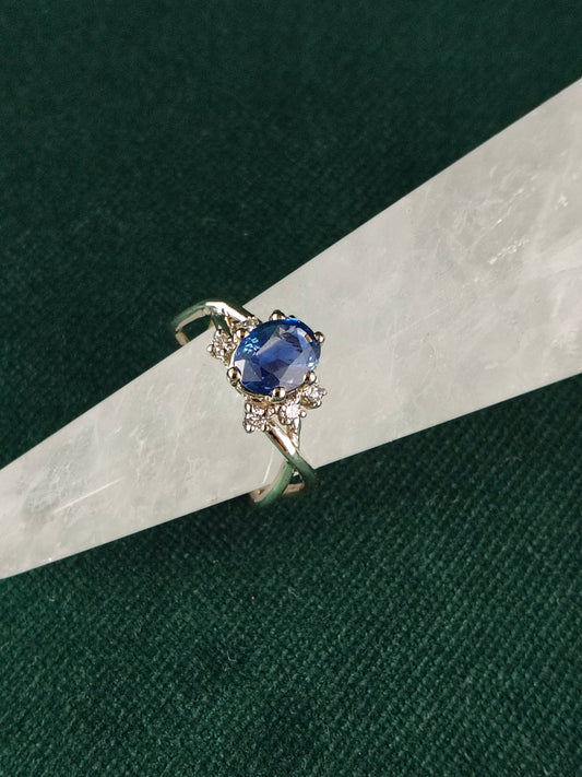 Ring 18K wit goud met Saffier en diamanten: Linnea