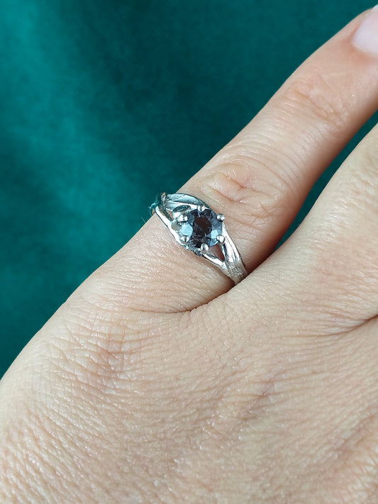 Ring in platina met grijs/paars/blauwe spinel en diamant: Tilde