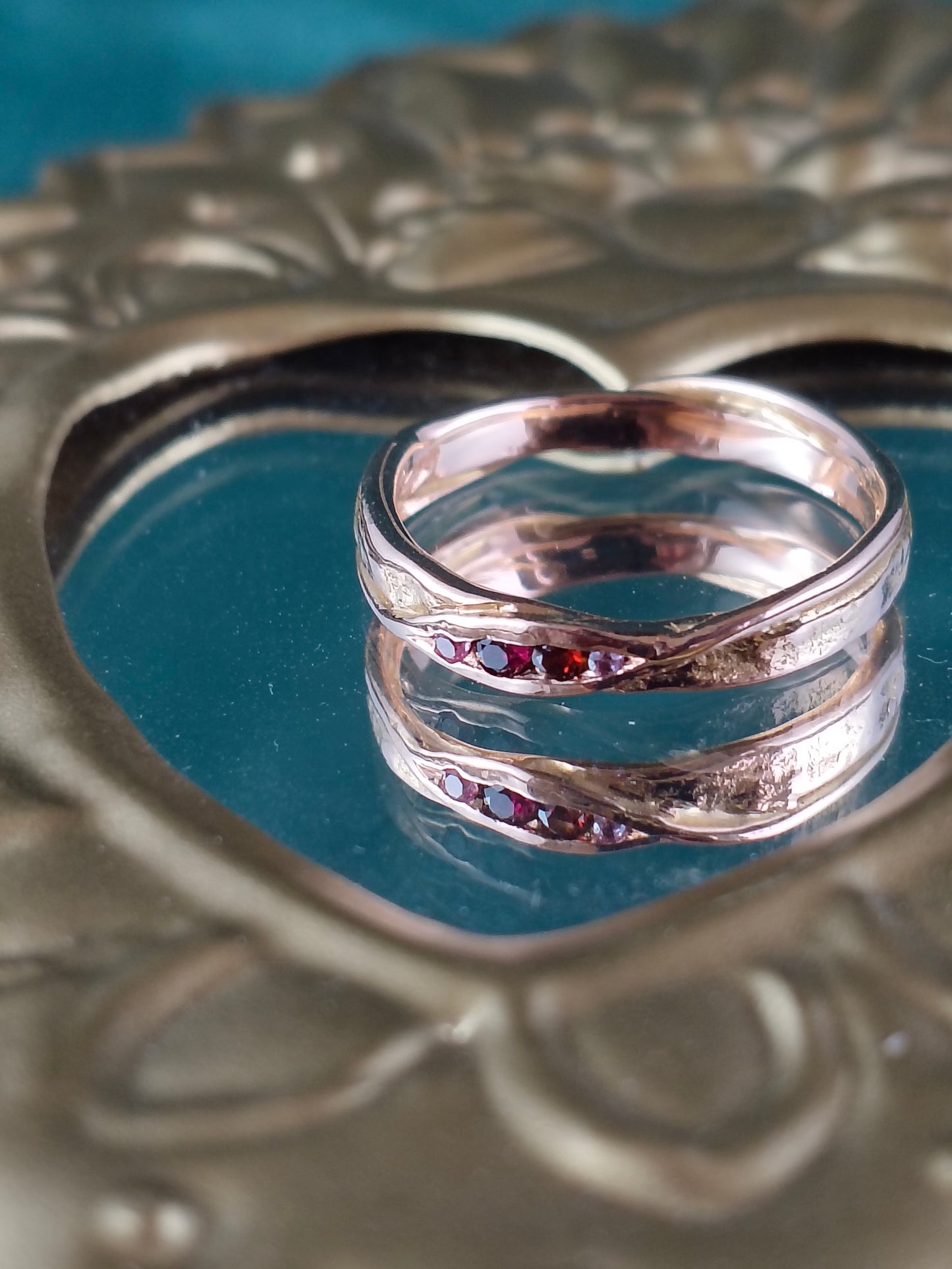 Ring in 18K rosé goud met robijn, granaat, roze saffier en roze toermalijn: Veraline
