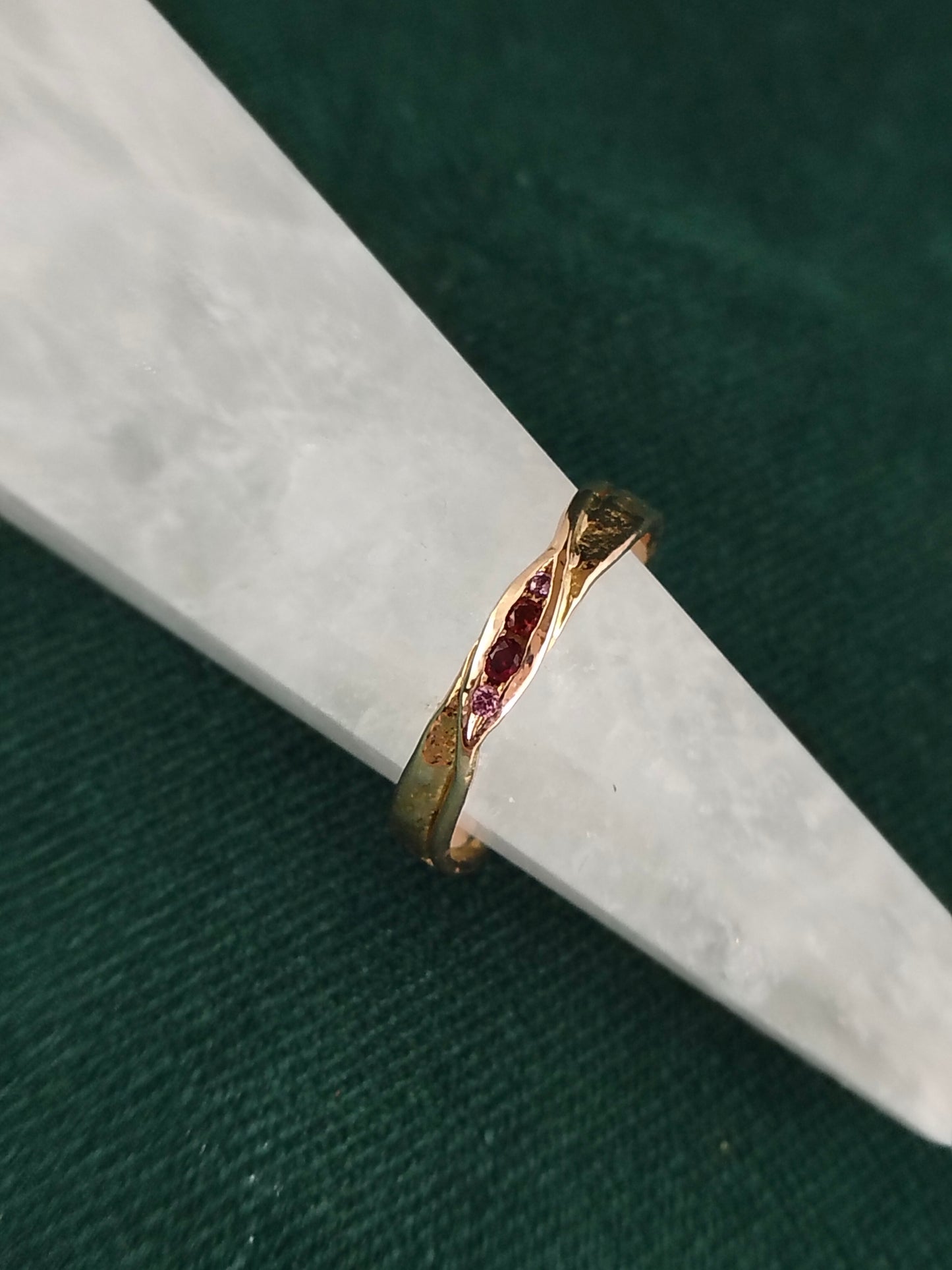 Ring in 18K rosé goud met robijn, granaat, roze saffier en roze toermalijn: Veraline