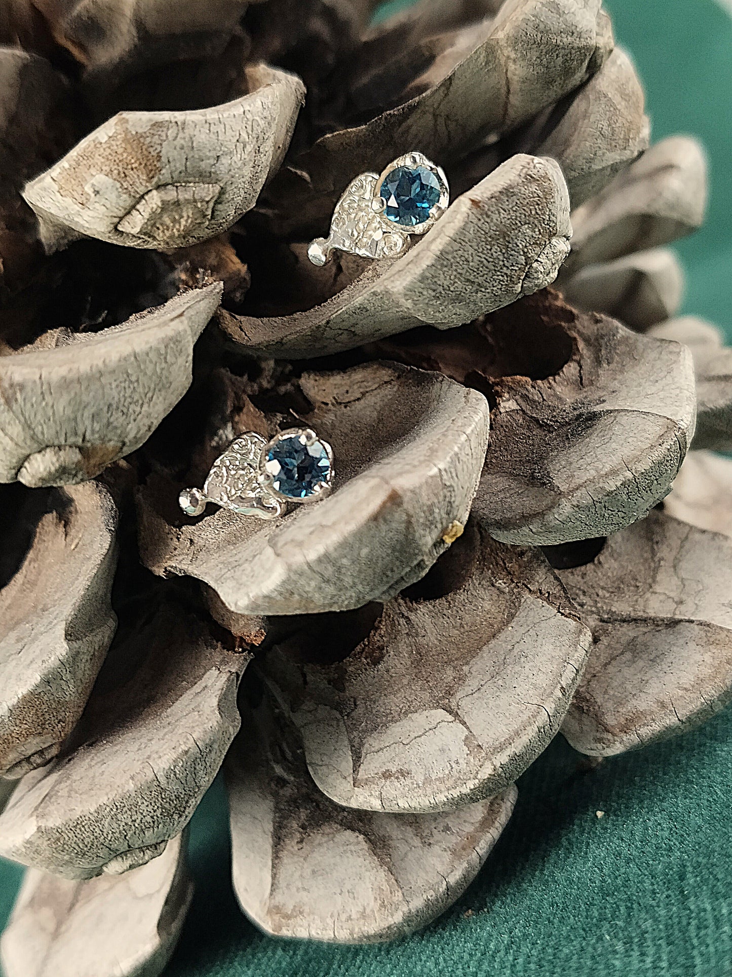 Oorbellen in het zilver met licht blauwe topaas: Love