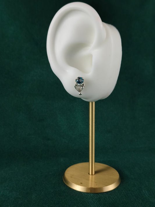 Oorbellen in het zilver met licht blauwe topaas: Love
