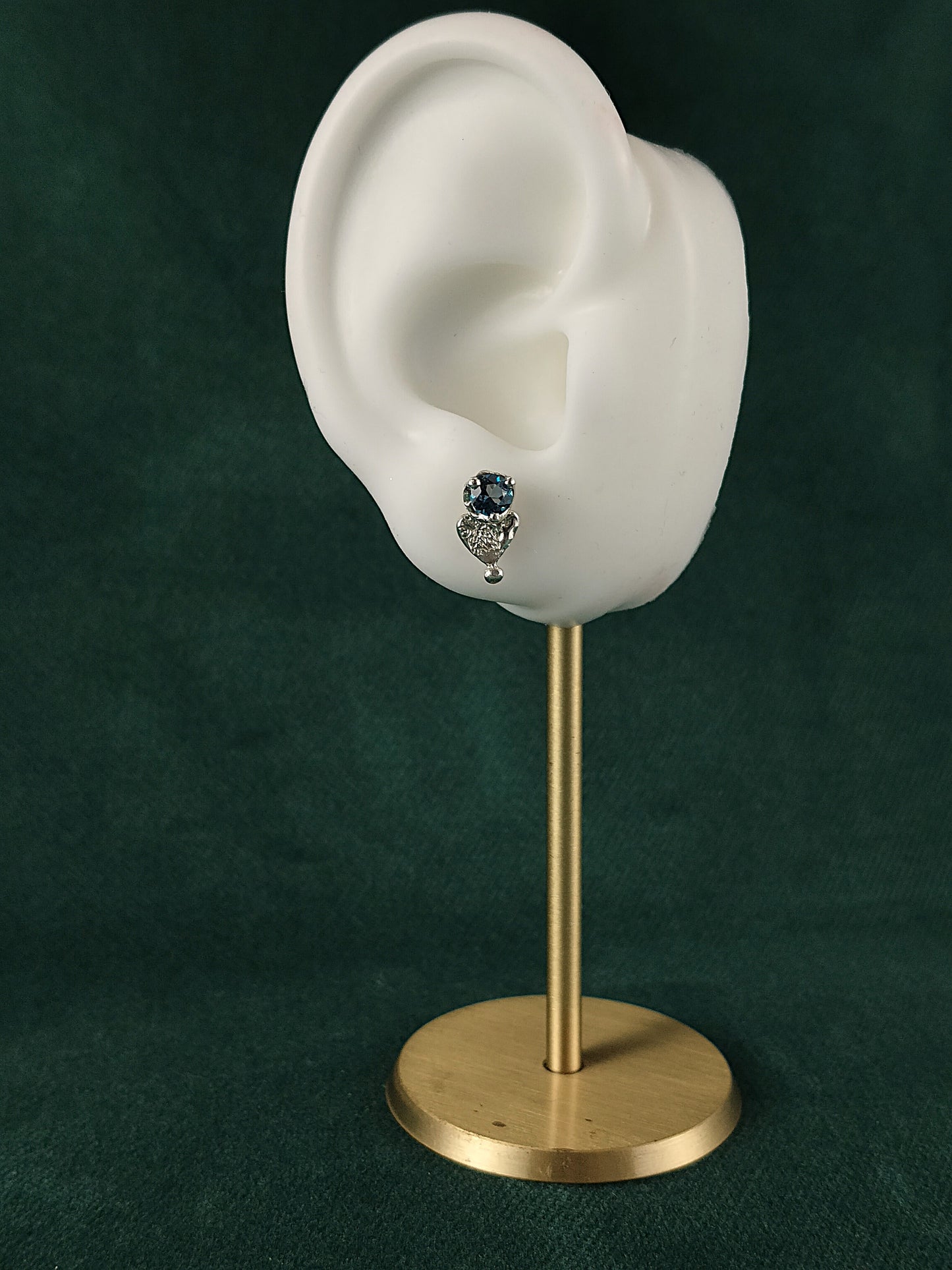 Oorbellen in het zilver met licht blauwe topaas: Love