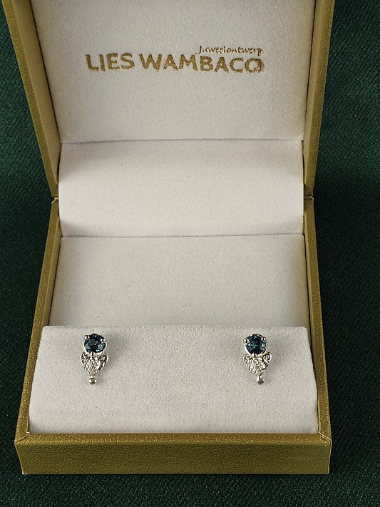 Oorbellen in het zilver met licht blauwe topaas: Love